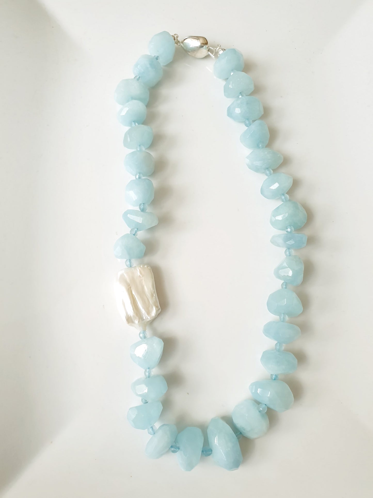 Collana in argento con acquamarina e perla barocca.