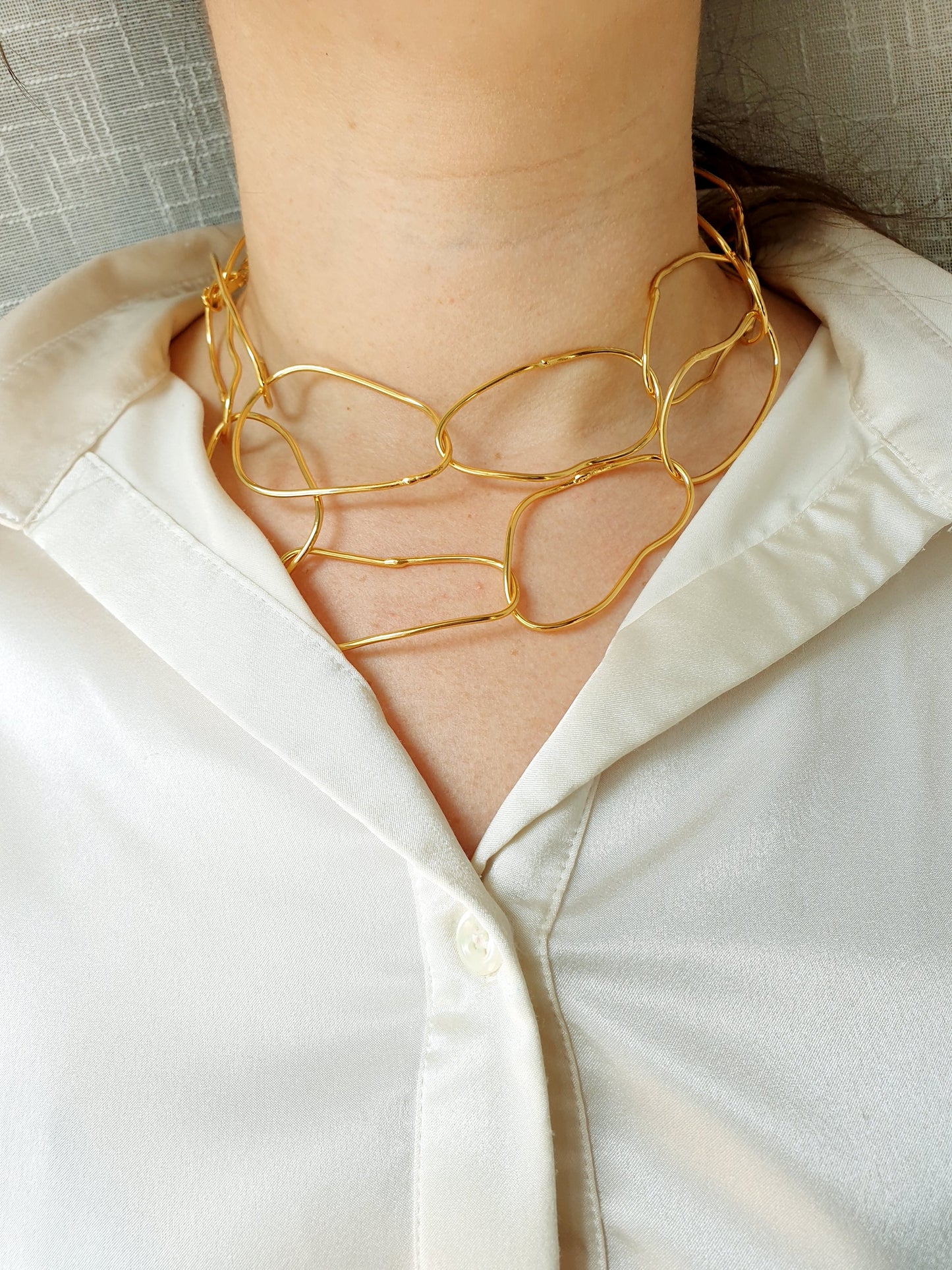 Lunga collana artigianale placcata oro.