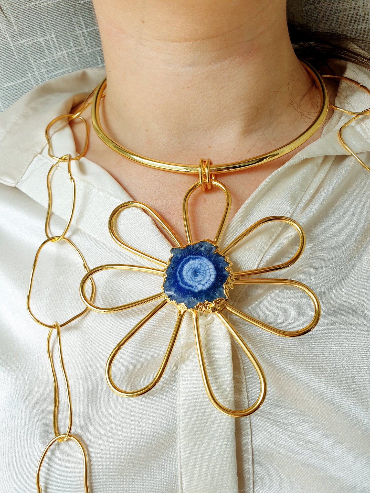 Girocollo fiore placcato oro con drusa di agata.