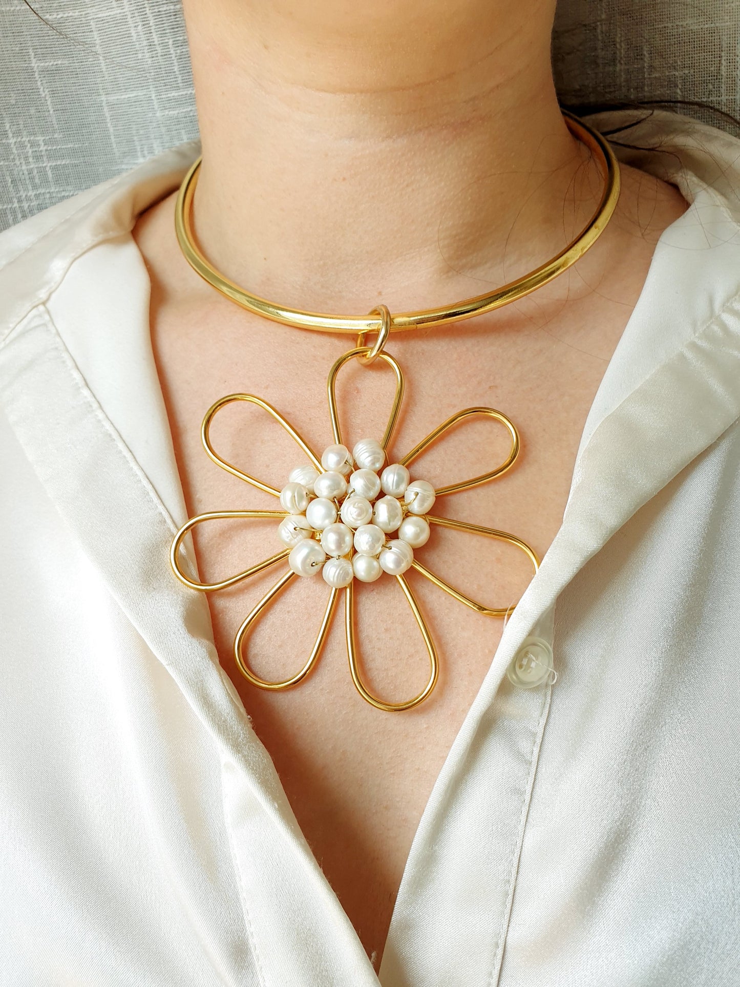 Girocollo fiore placcato oro con perle di fiume.