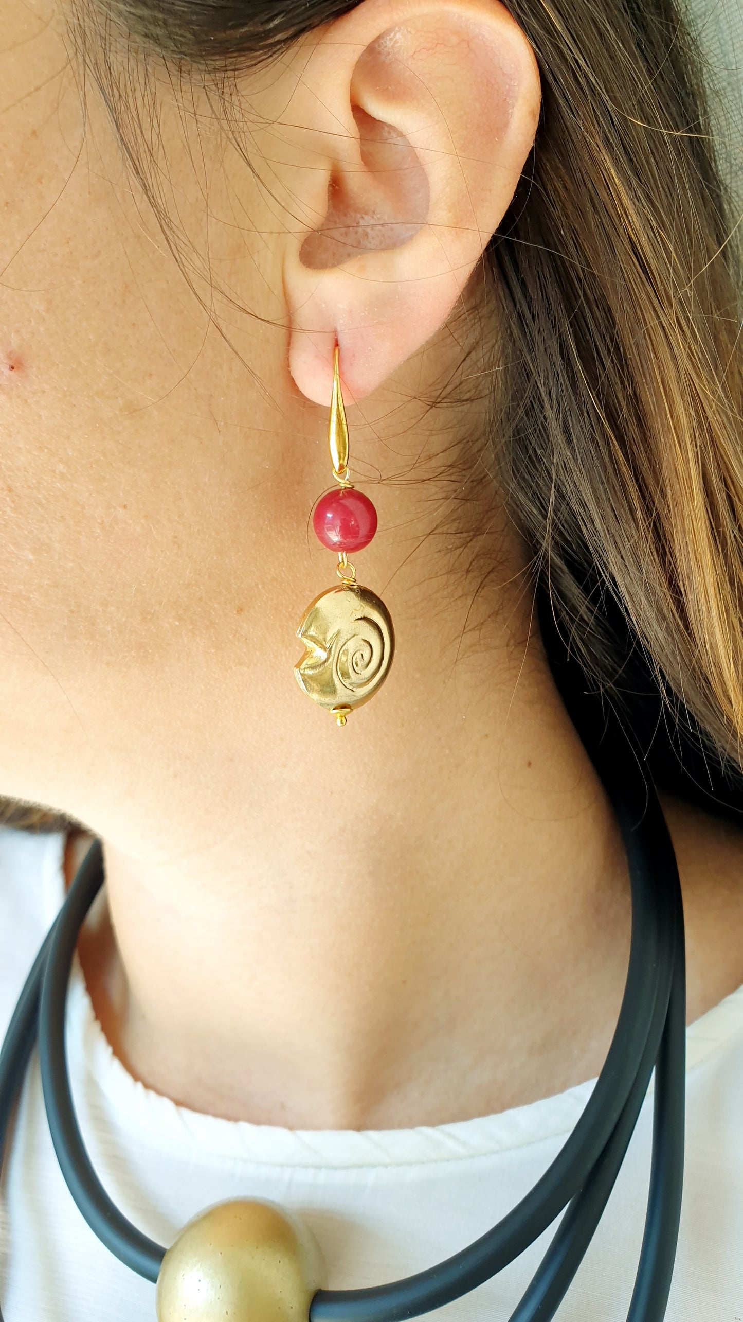 Orecchini in ottone con giada bordeaux