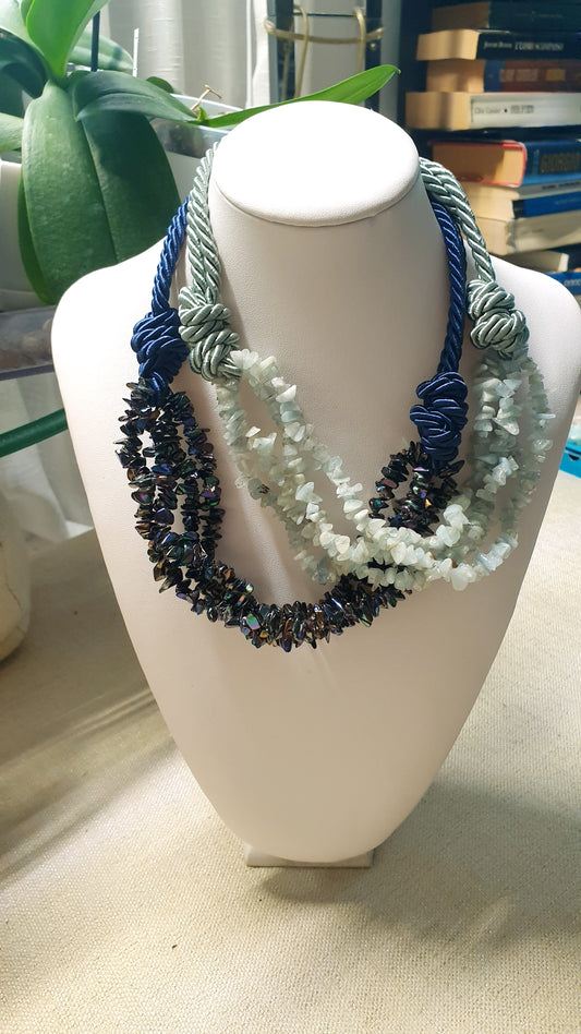 Girocollo in seta con pietre dure o perle.