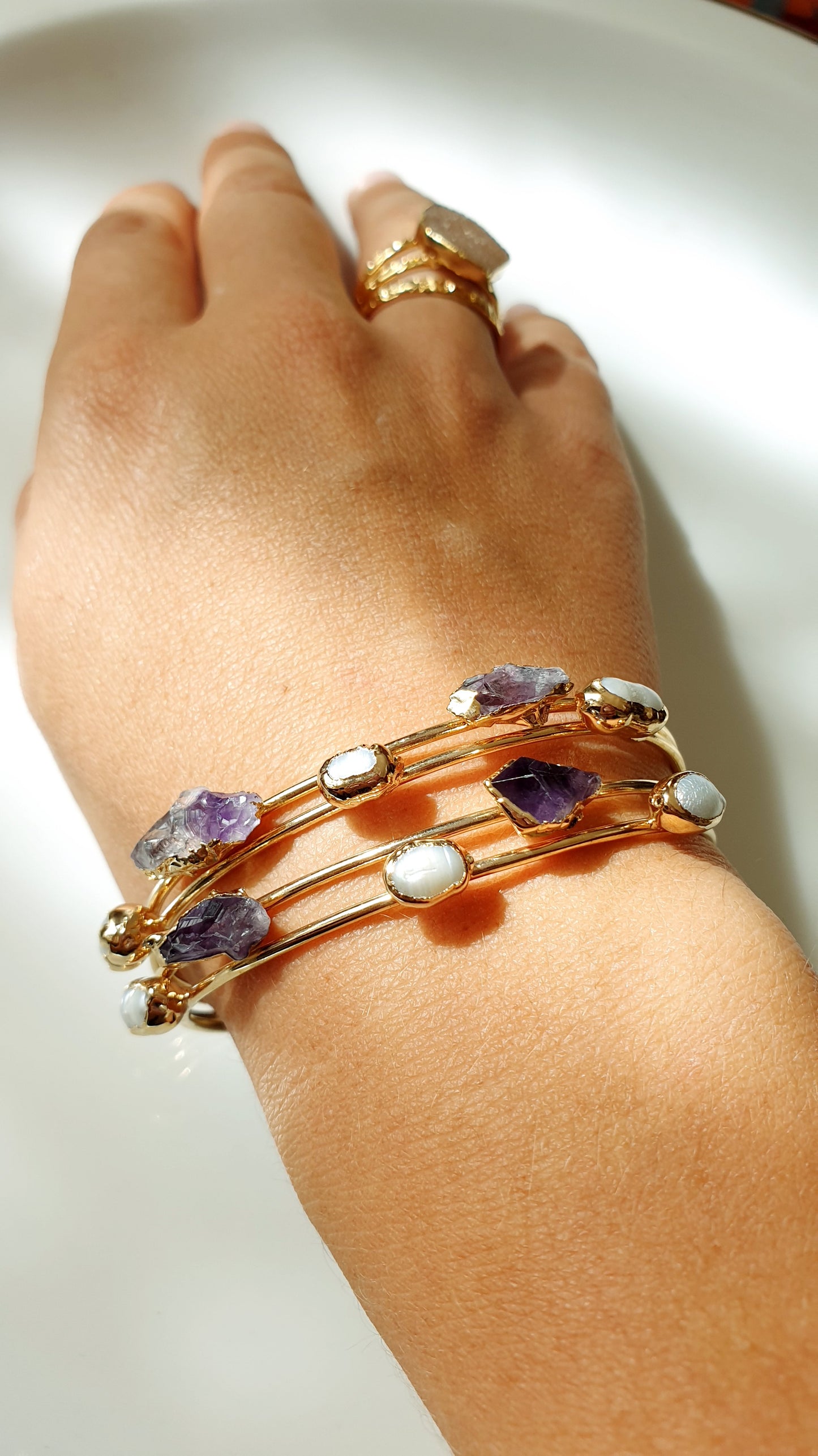 Bracciale in ottone con perle e pietre