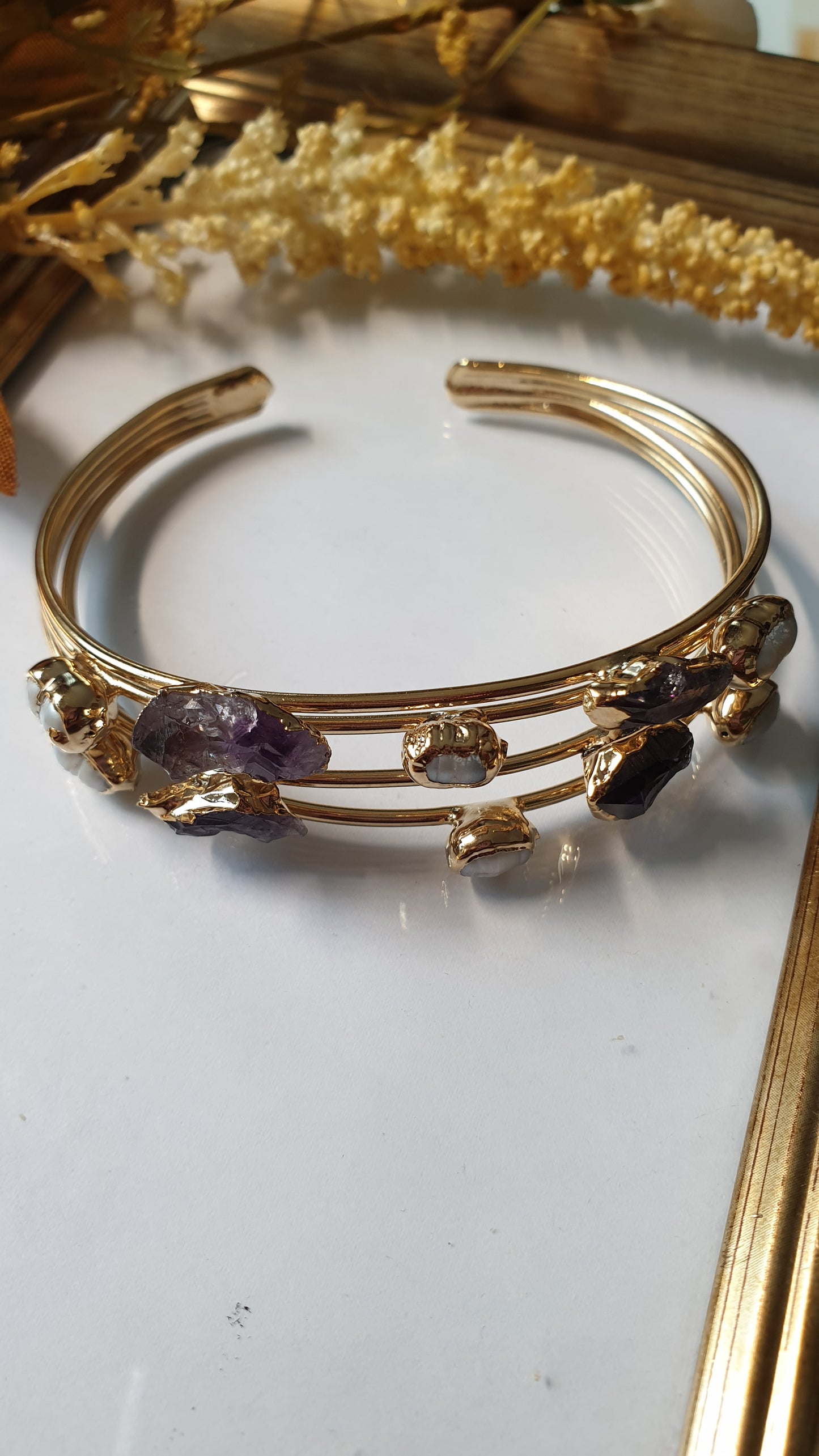 Bracciale in ottone con perle e pietre