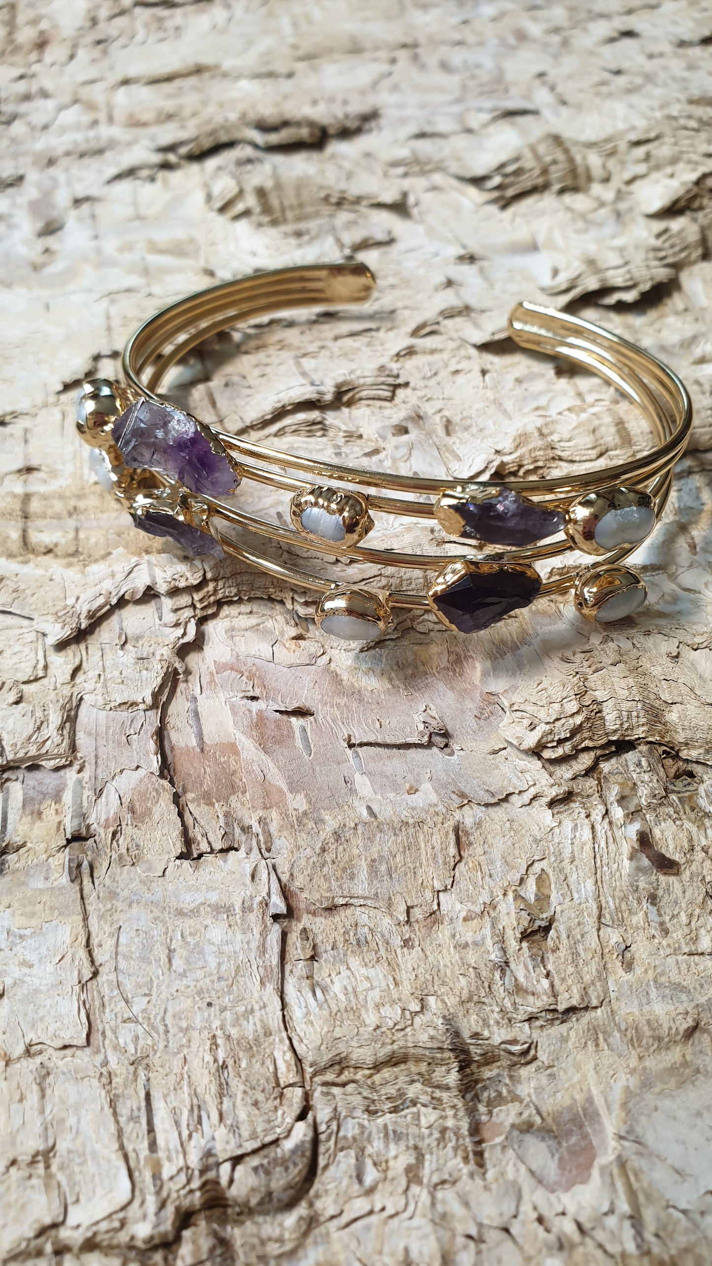 Bracciale in ottone con perle e pietre