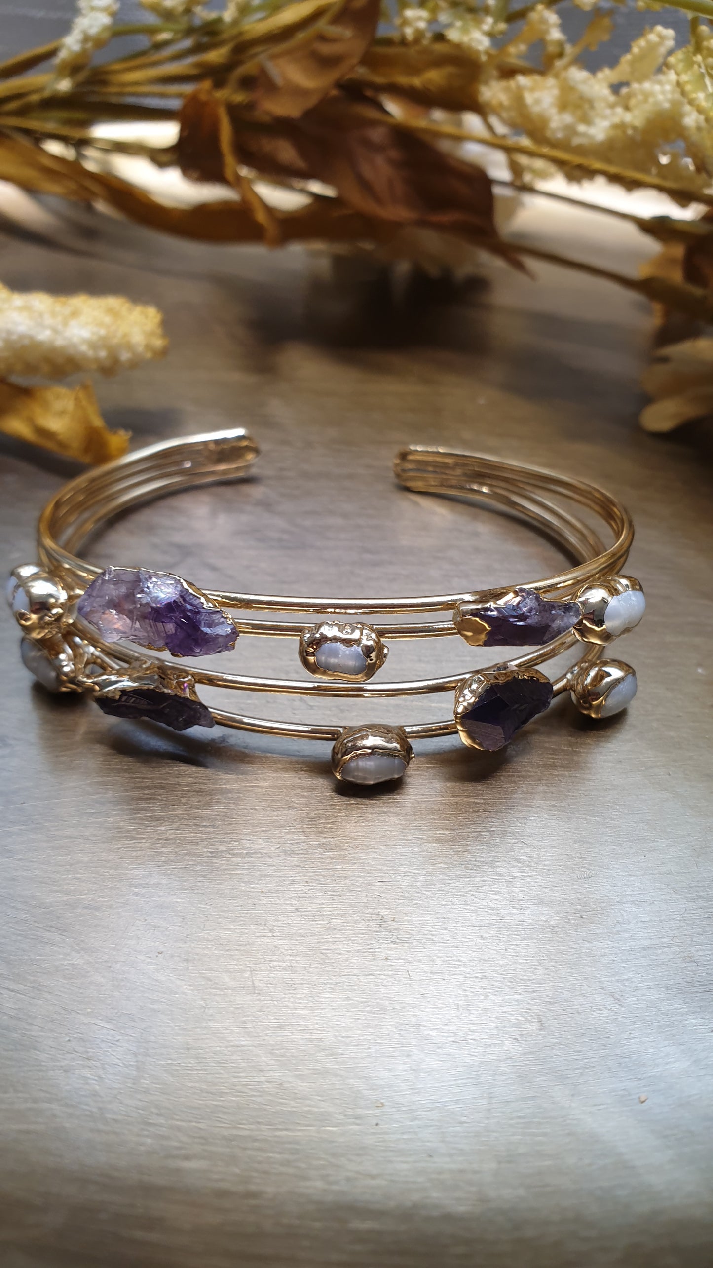 Bracciale in ottone con perle e pietre