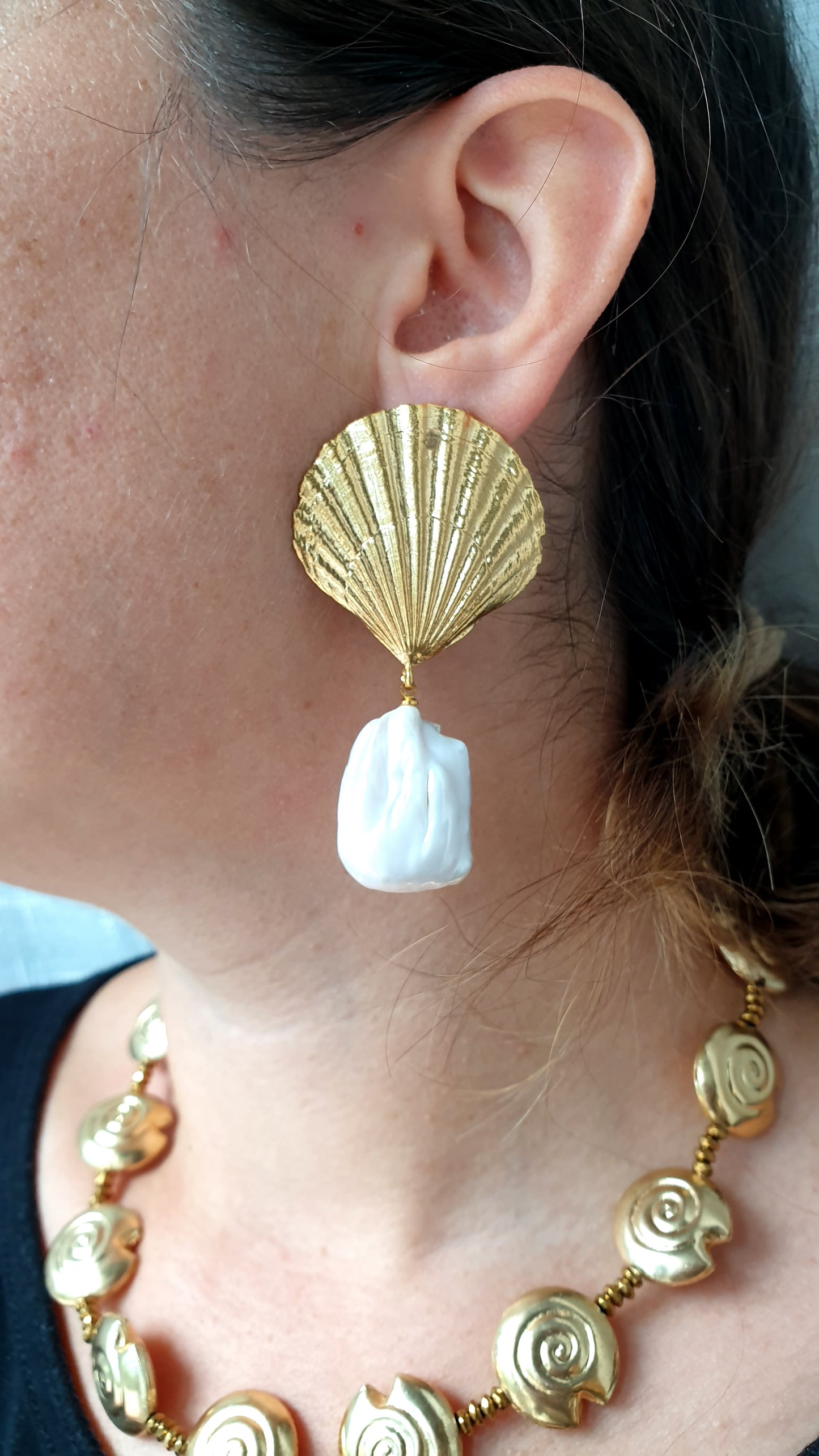 Grandi orecchini conchiglia con perle barocche