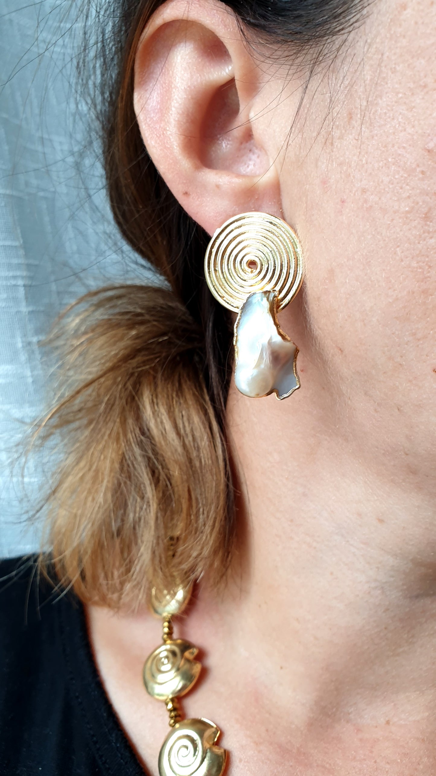 Grandi orecchini in ottone con perle barocche piatte