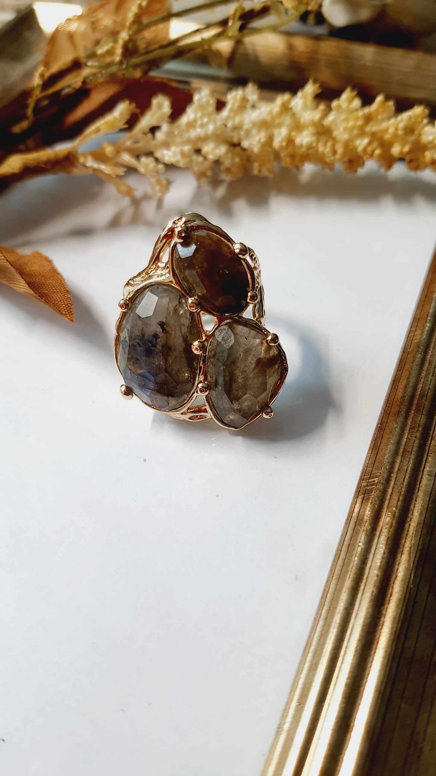 Anello in bronzo con labradorite.