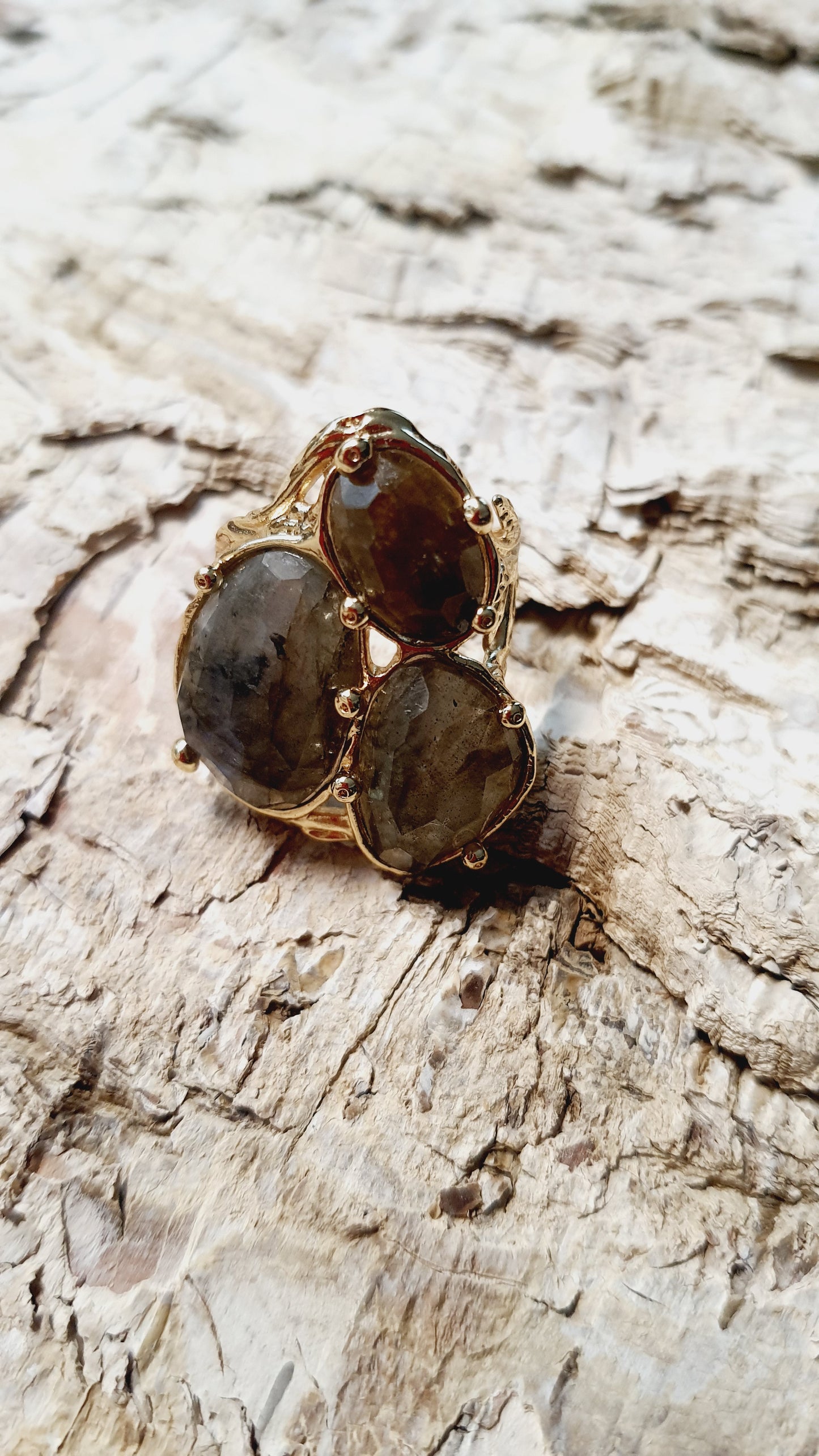 Anello in bronzo con labradorite.