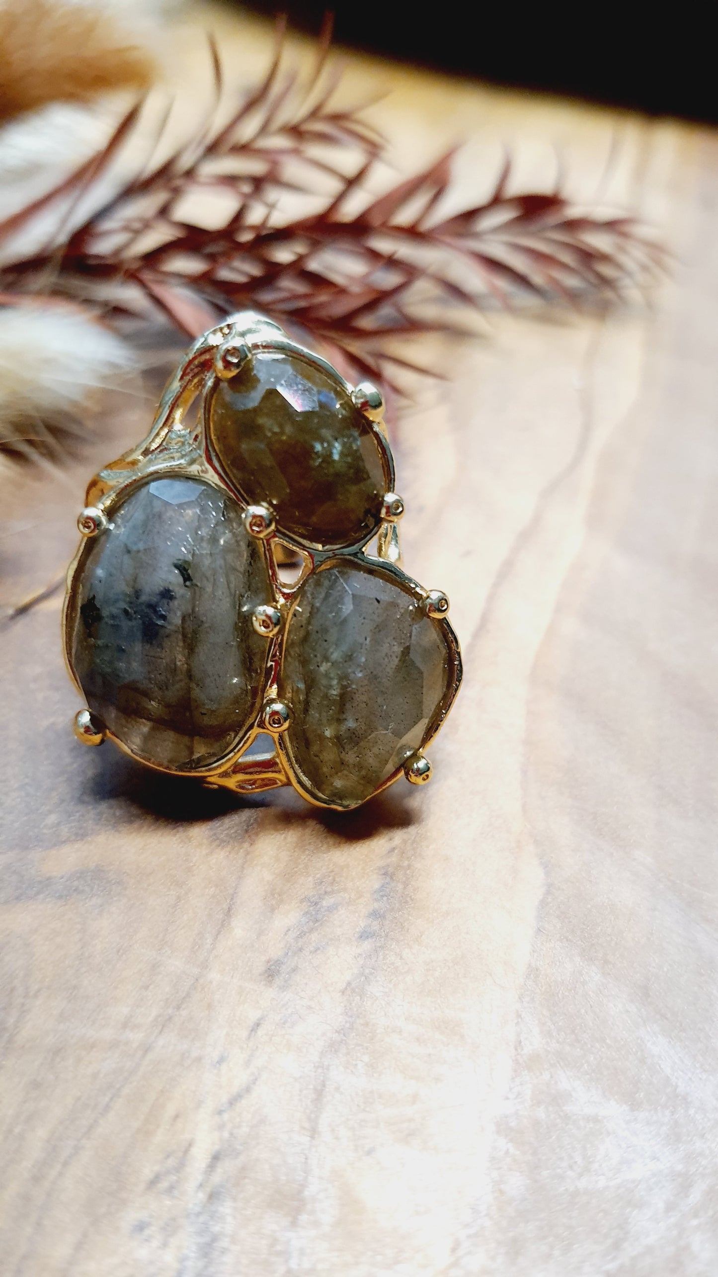 Anello in bronzo con labradorite.