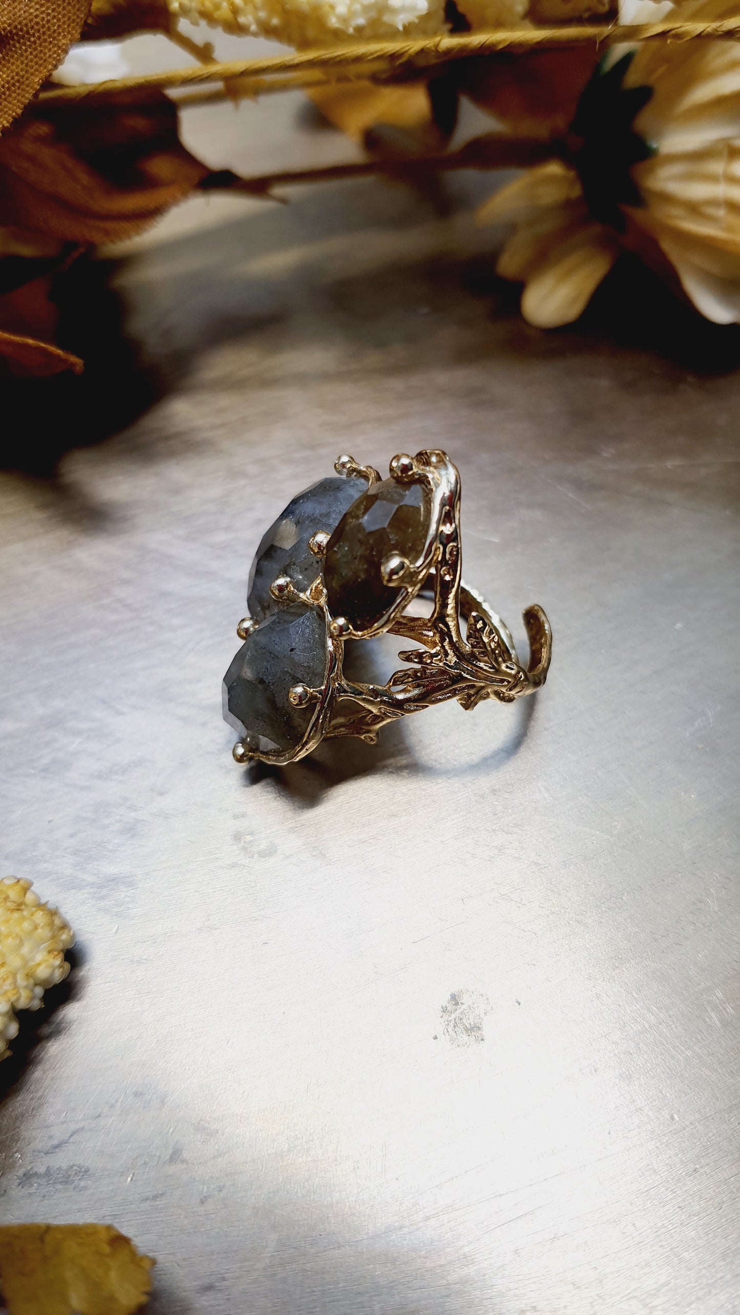 Anello in bronzo con labradorite.