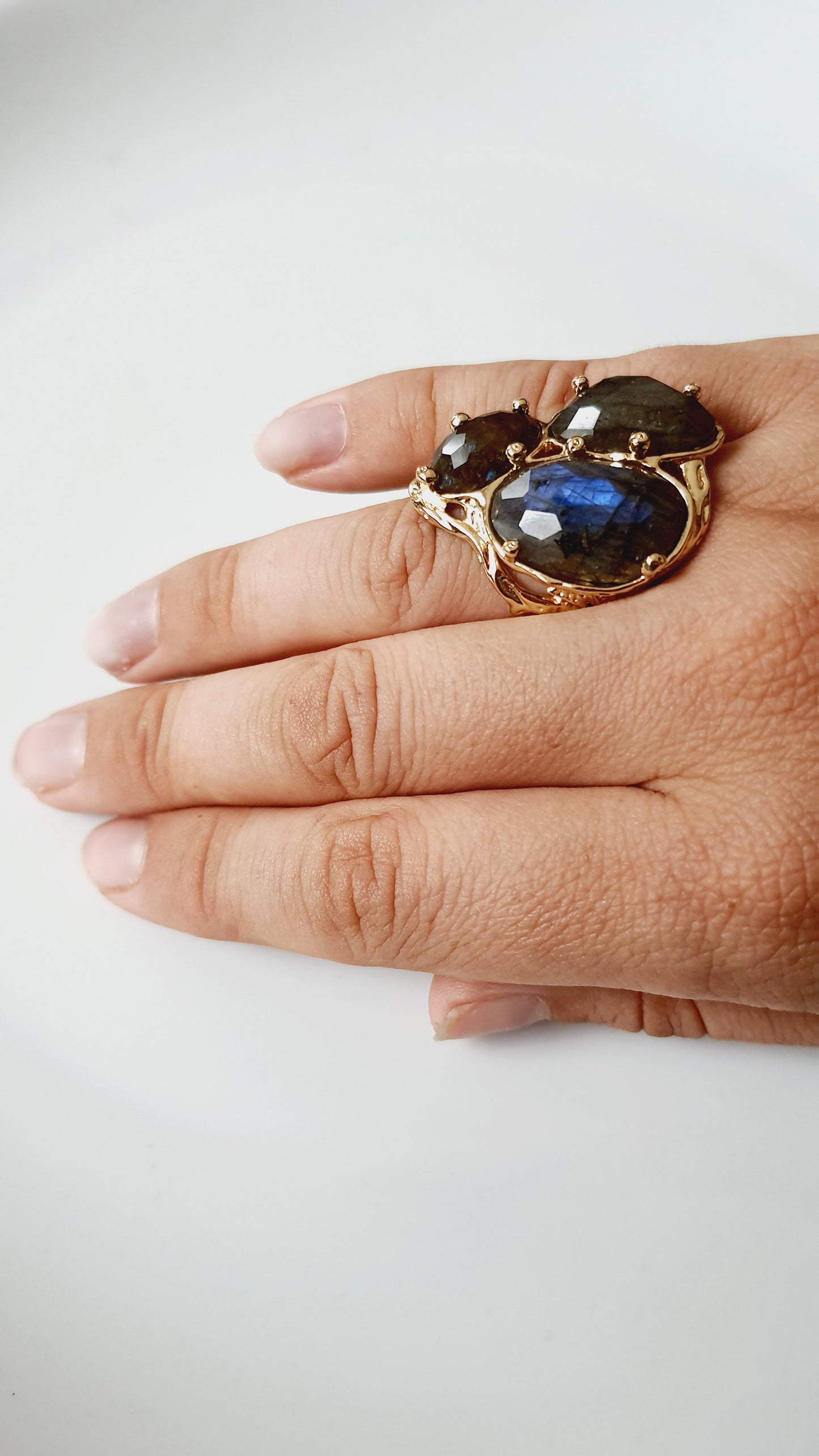 Anello in bronzo con labradorite.