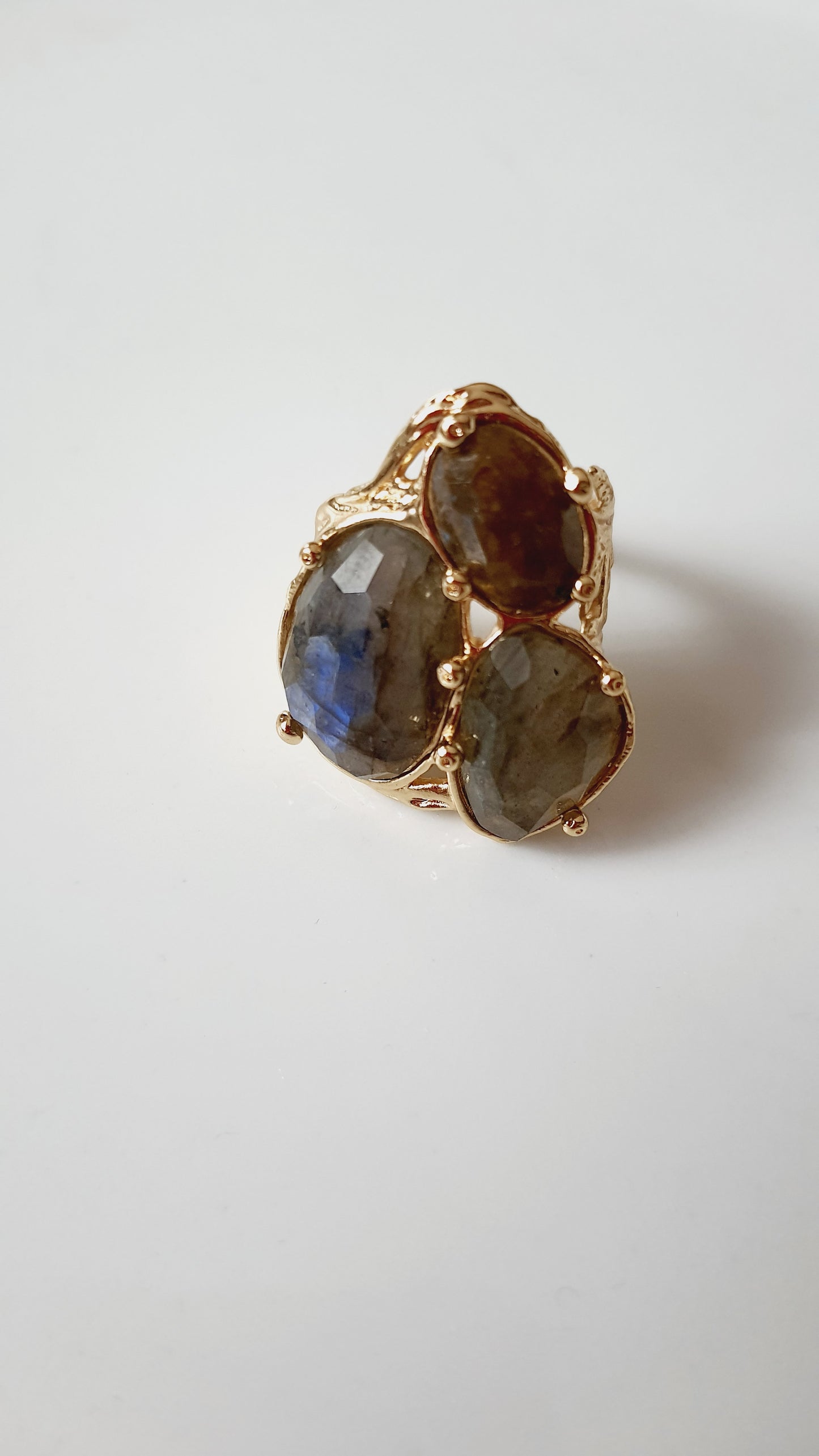 Anello in bronzo con labradorite.