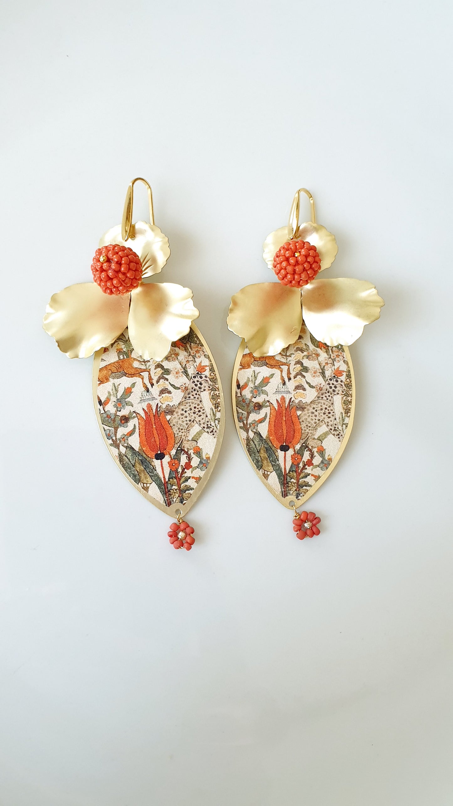 Lunghi orecchini in alluminio con perline.