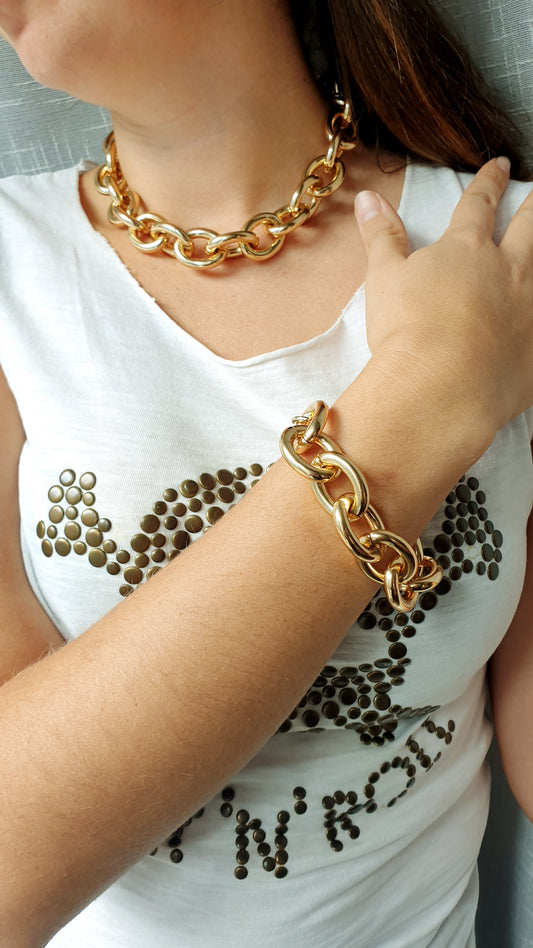 Gold chain choker in brass