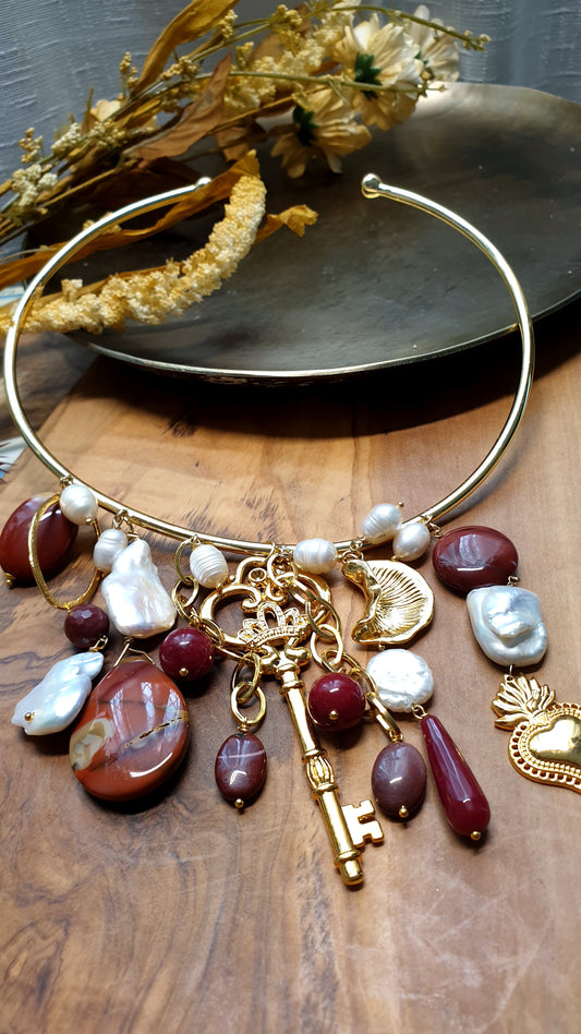 Splendido girocollo artigianale con perle, mokaite, ottone.