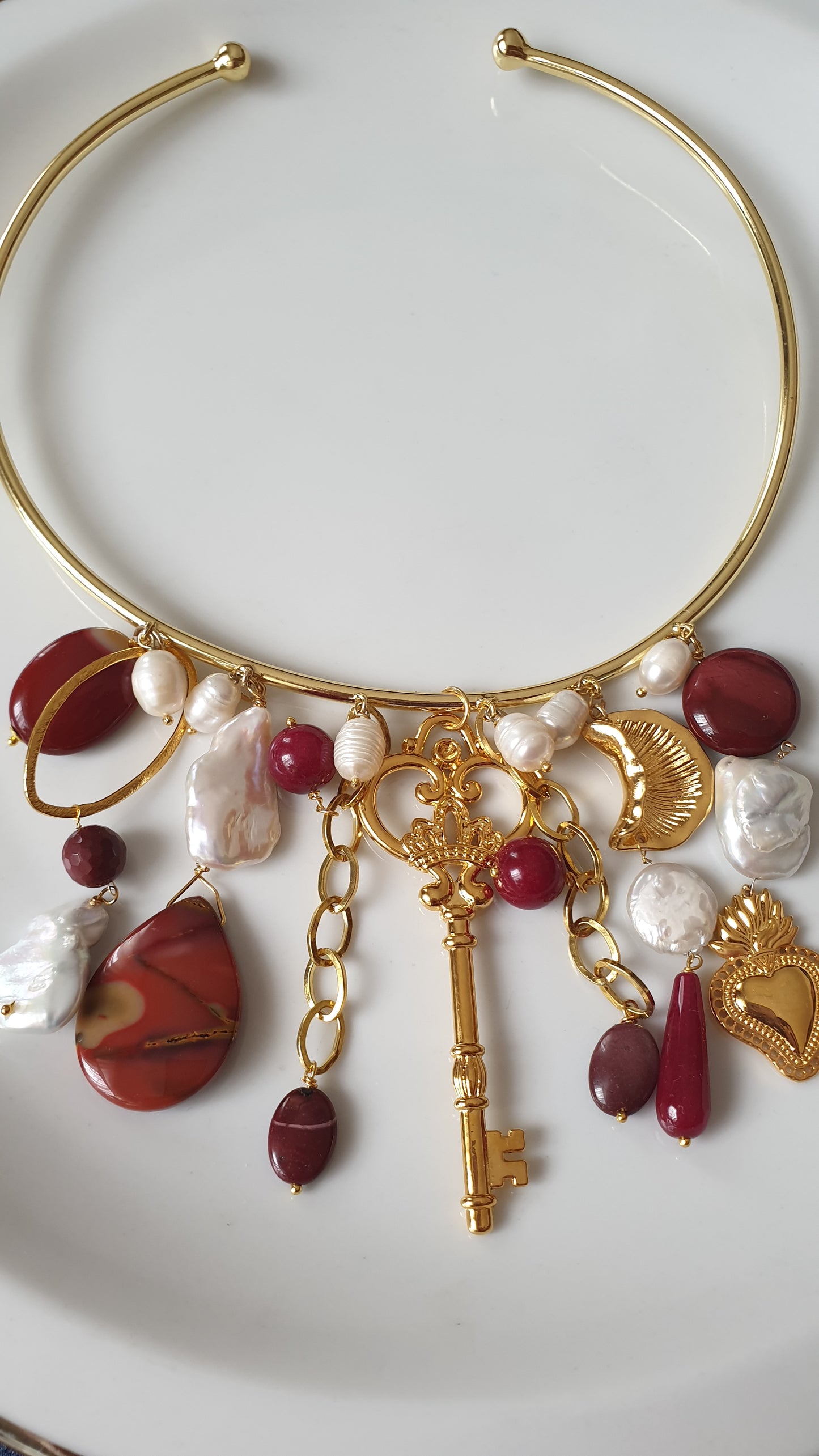 Splendido girocollo artigianale con perle, mokaite, ottone.