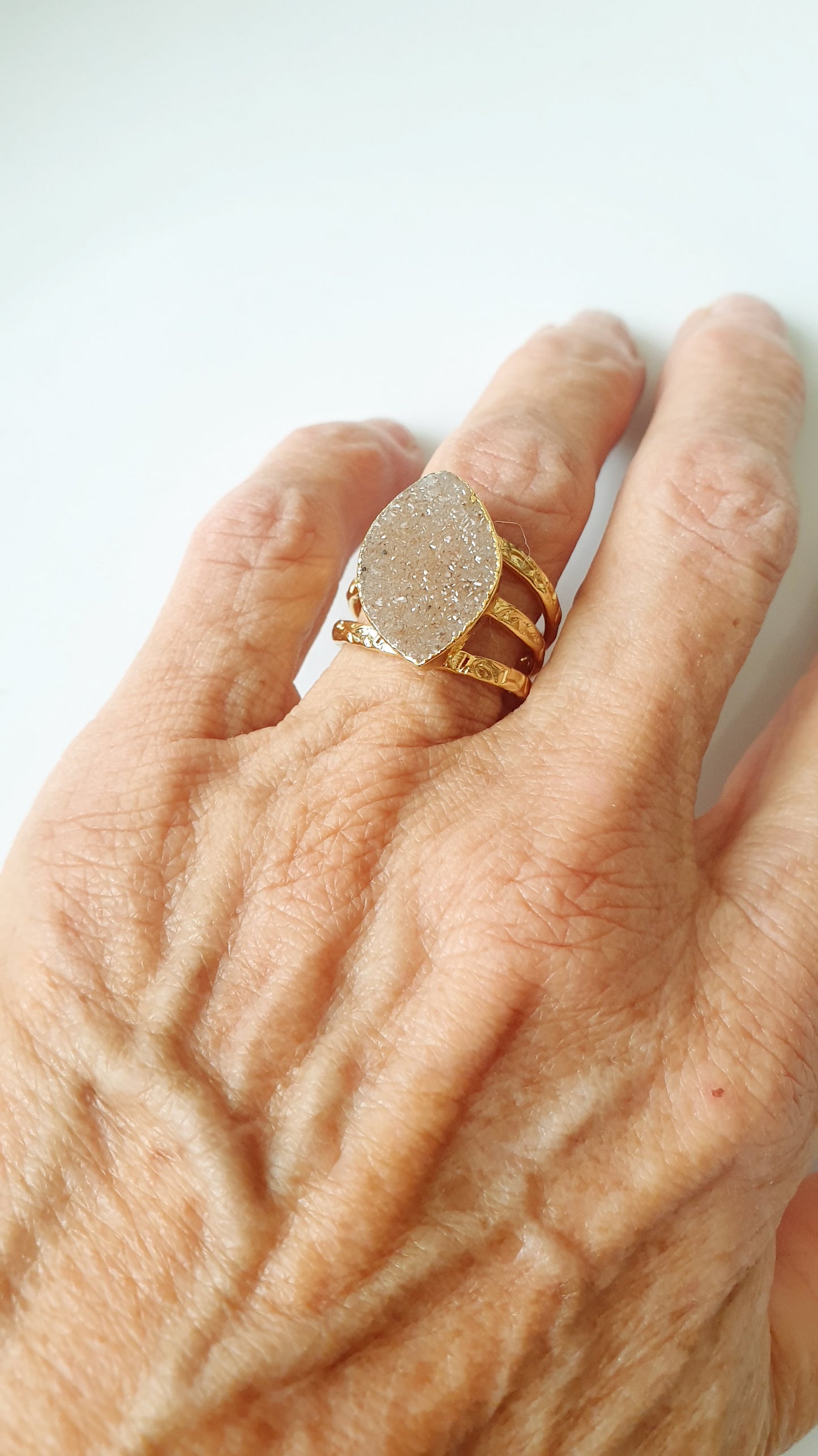 Anello placcato oro con pietra dura