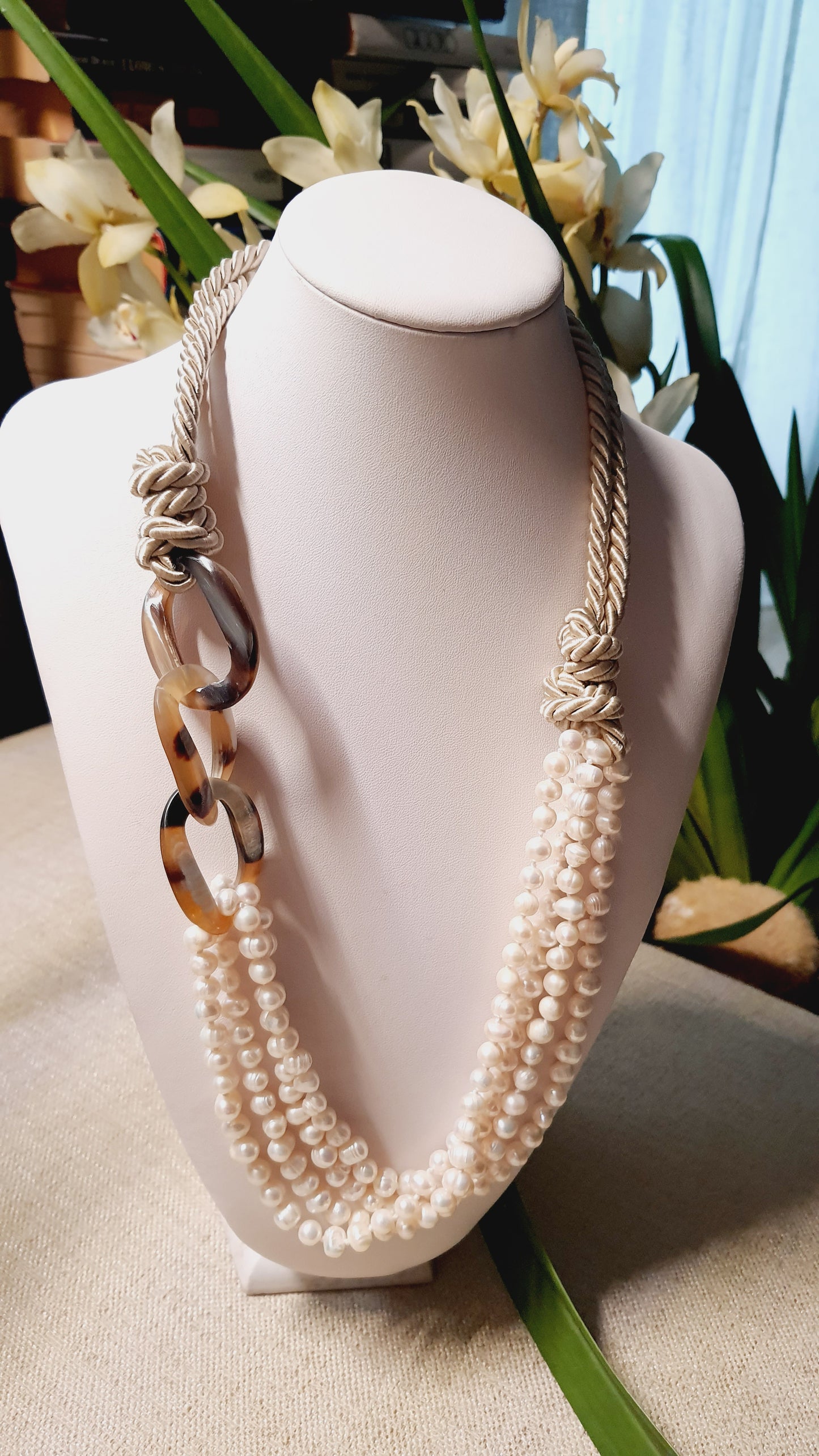 Collana seta, corno, perle di fiume.