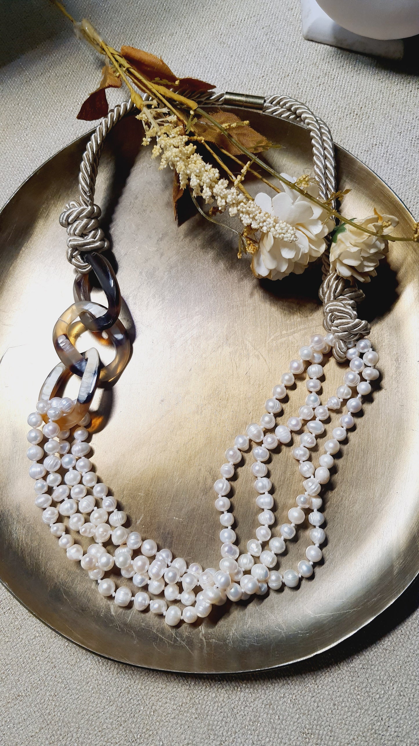 Collana seta, corno, perle di fiume.