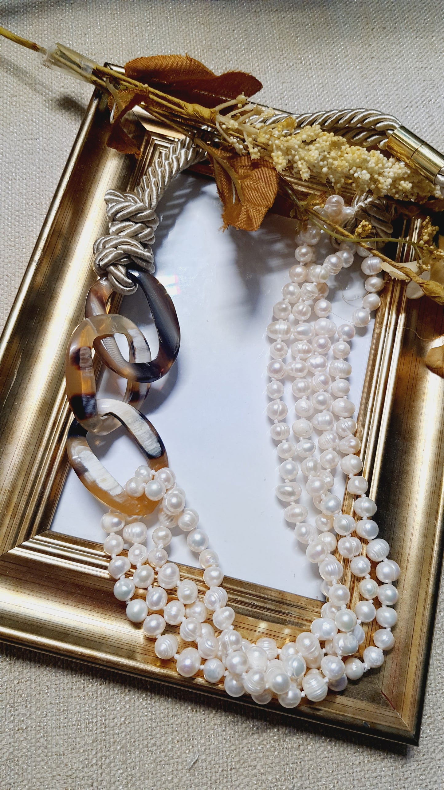 Collana seta, corno, perle di fiume.