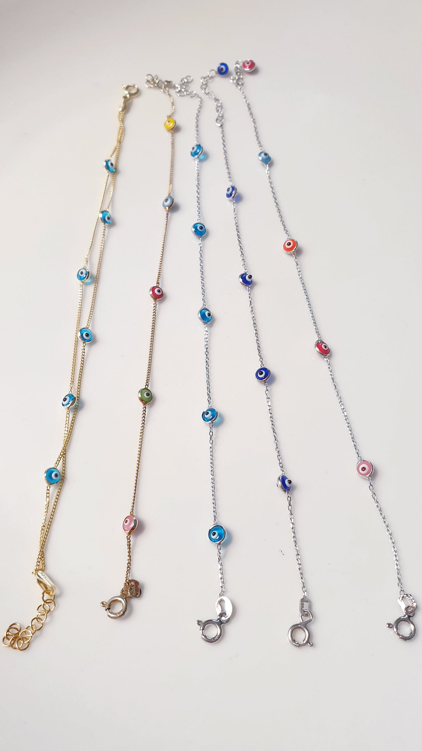 Silberne „Augen“-Armbänder