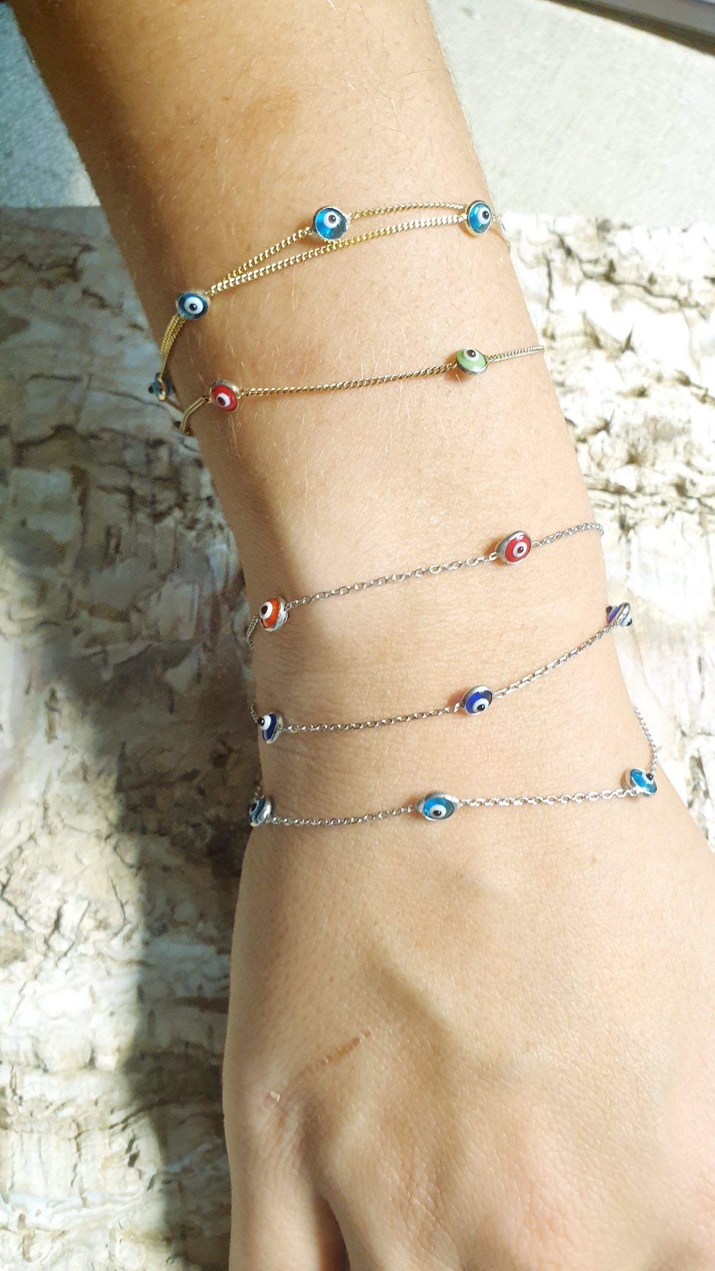 Silberne „Augen“-Armbänder