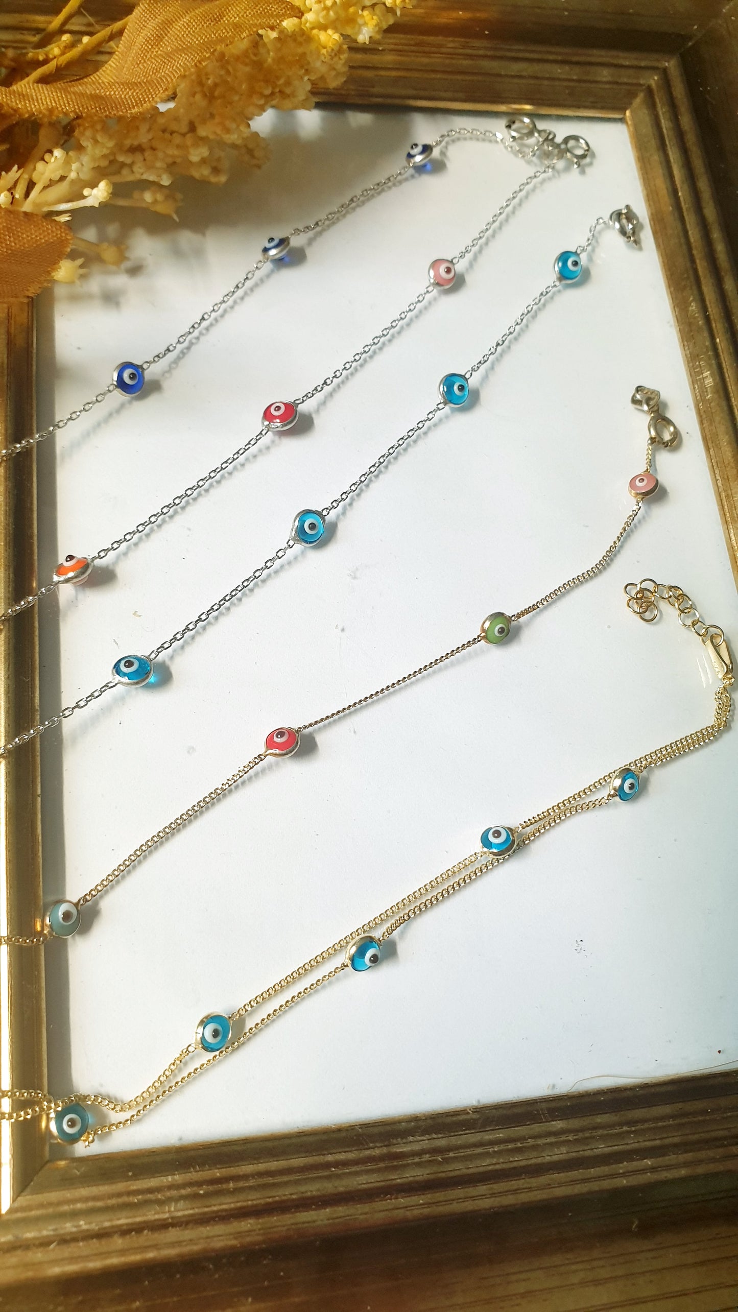 Silberne „Augen“-Armbänder