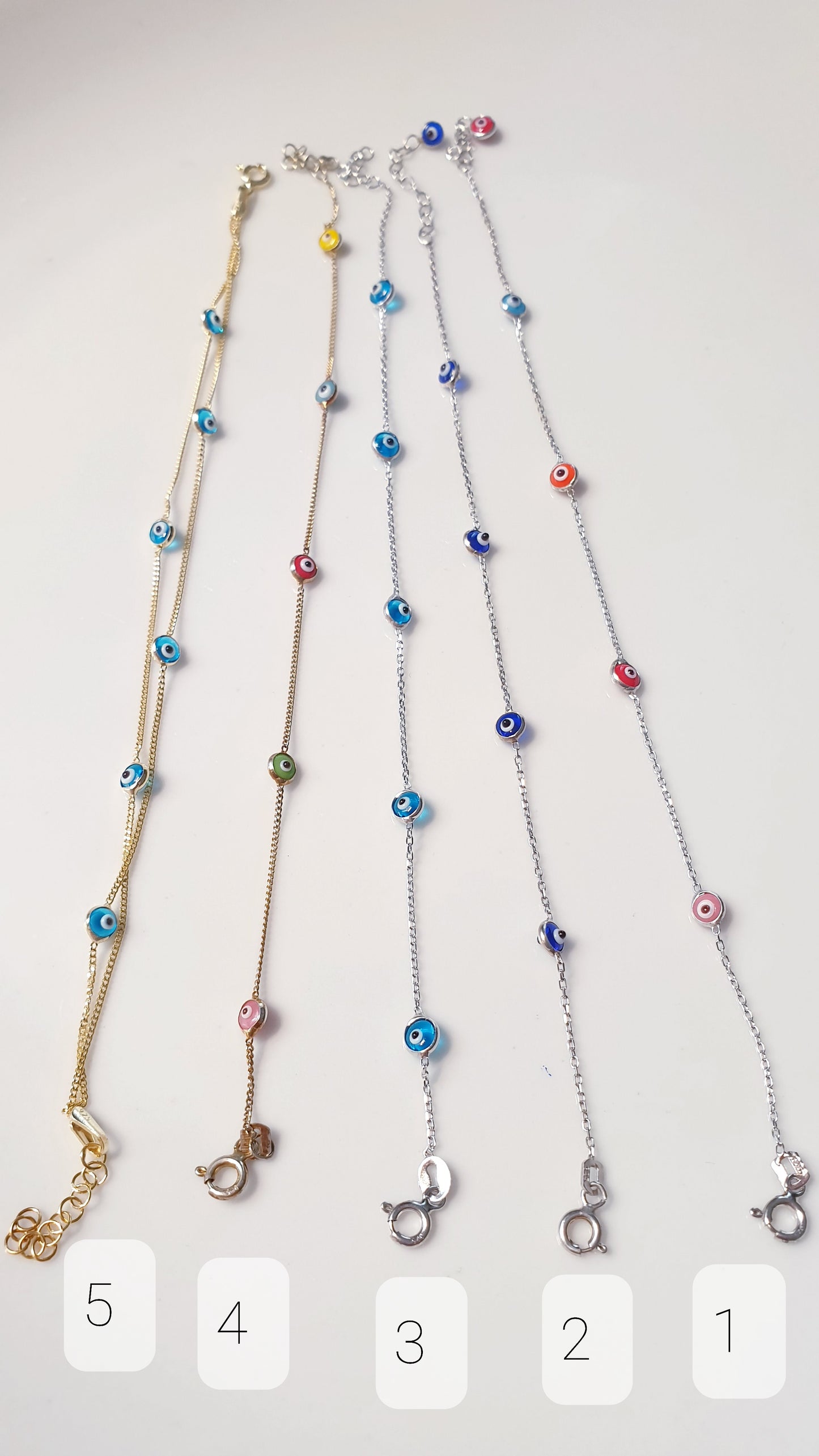 Silberne „Augen“-Armbänder