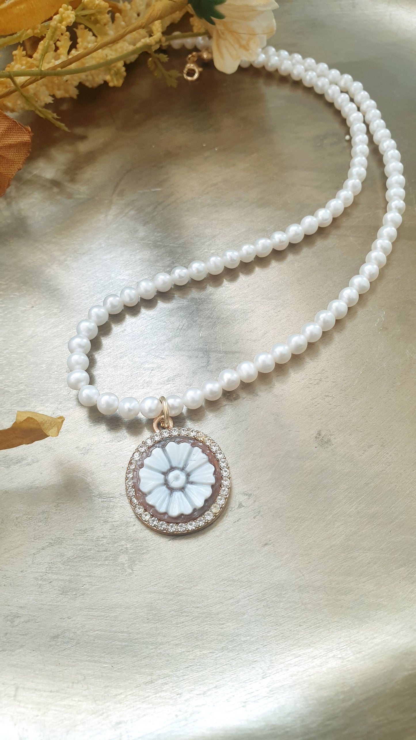 Girocollo in perle di fiume con cammeo