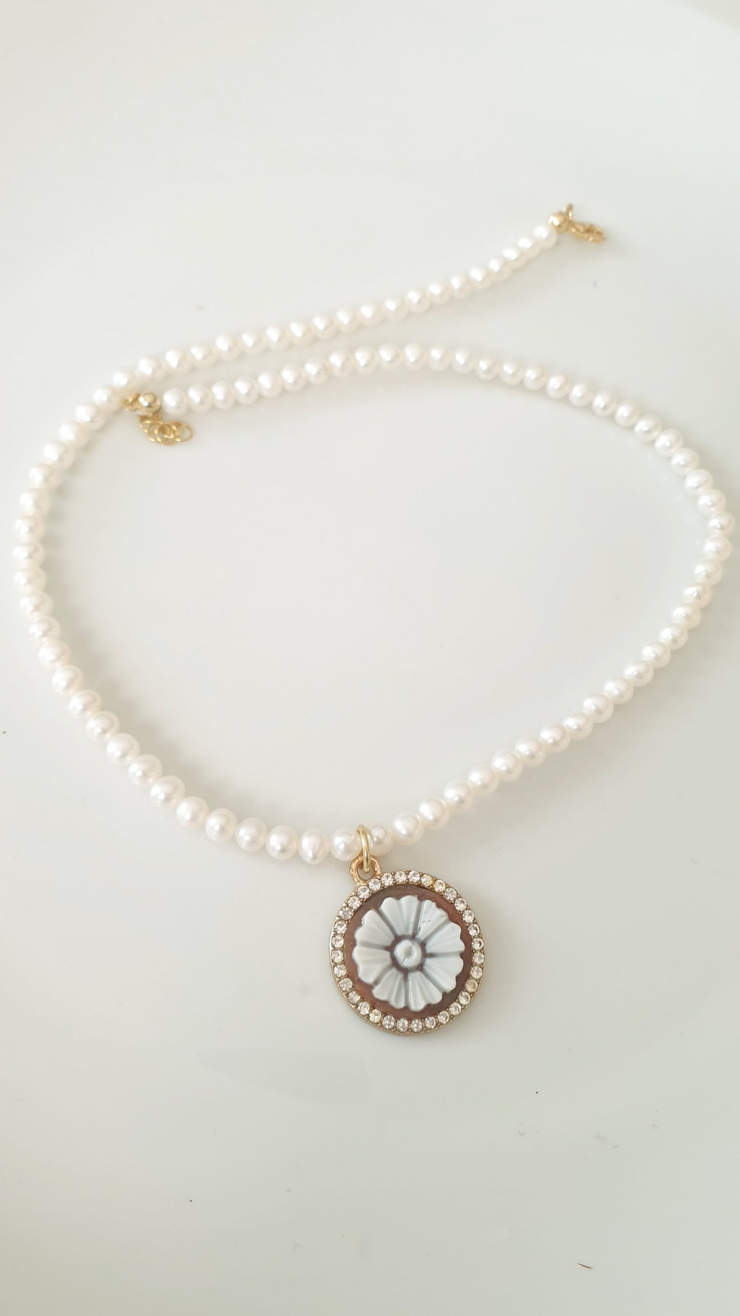 Girocollo in perle di fiume con cammeo