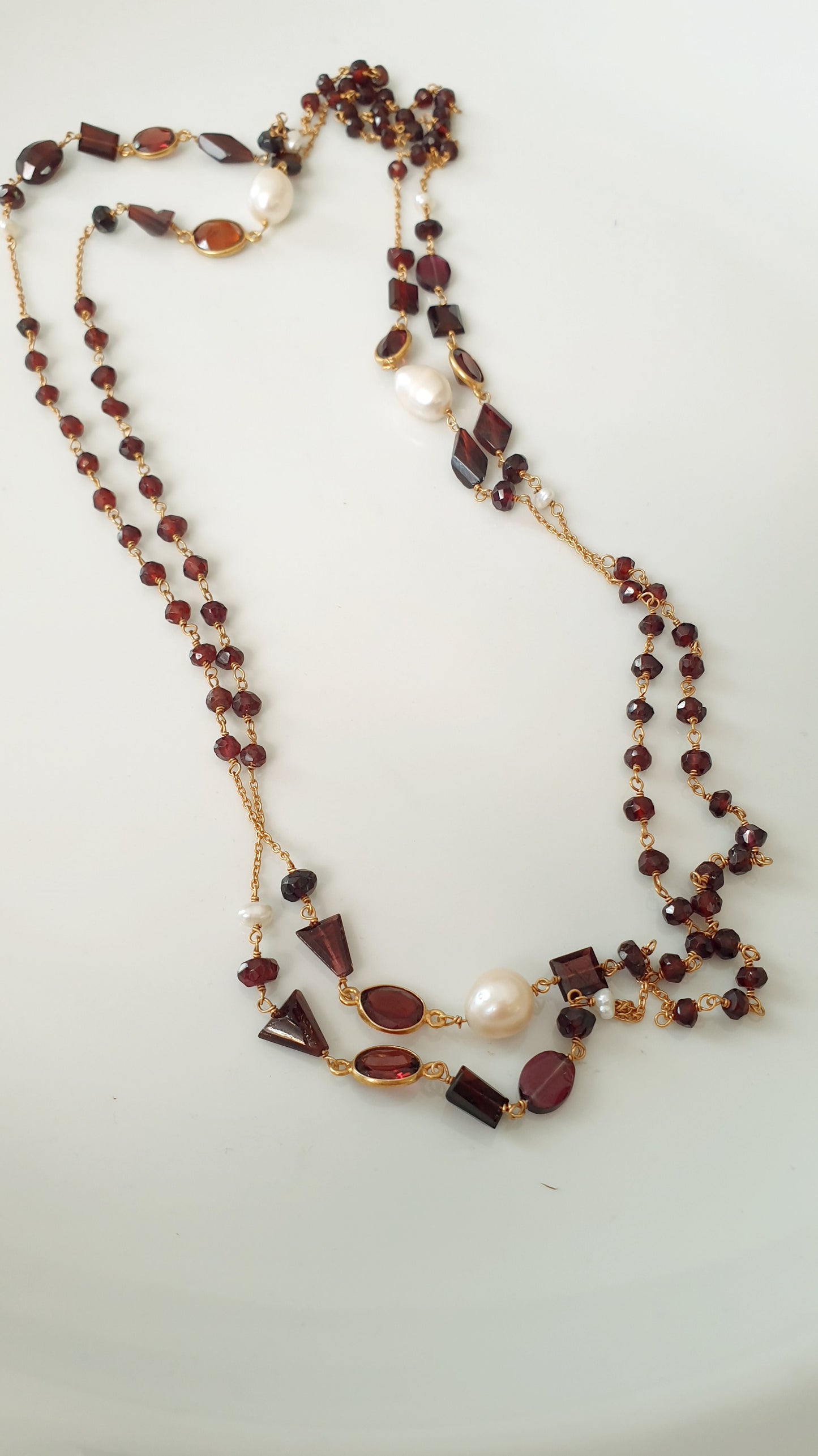Lunga collana in argento con pietre dure.