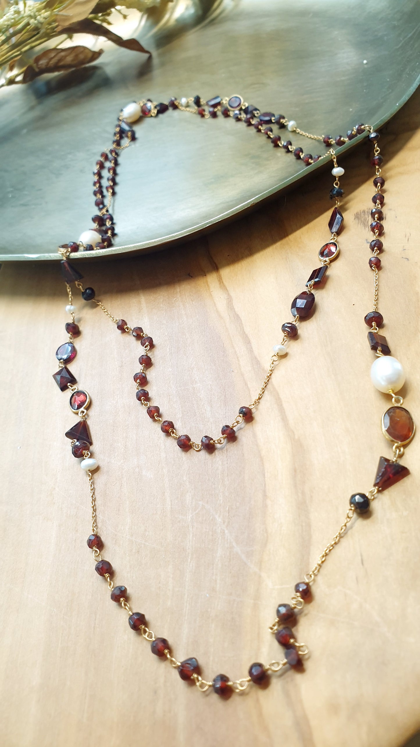 Lunga collana in argento con pietre dure.