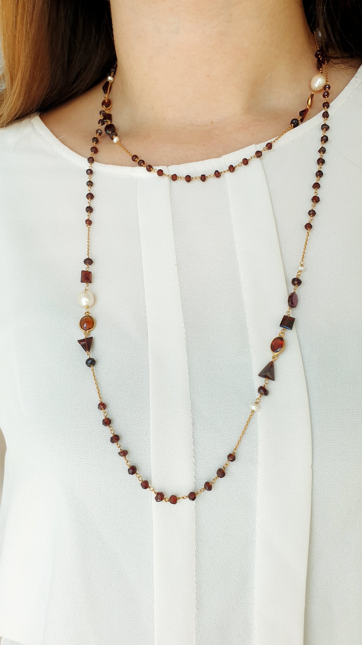 Lunga collana in argento con pietre dure.