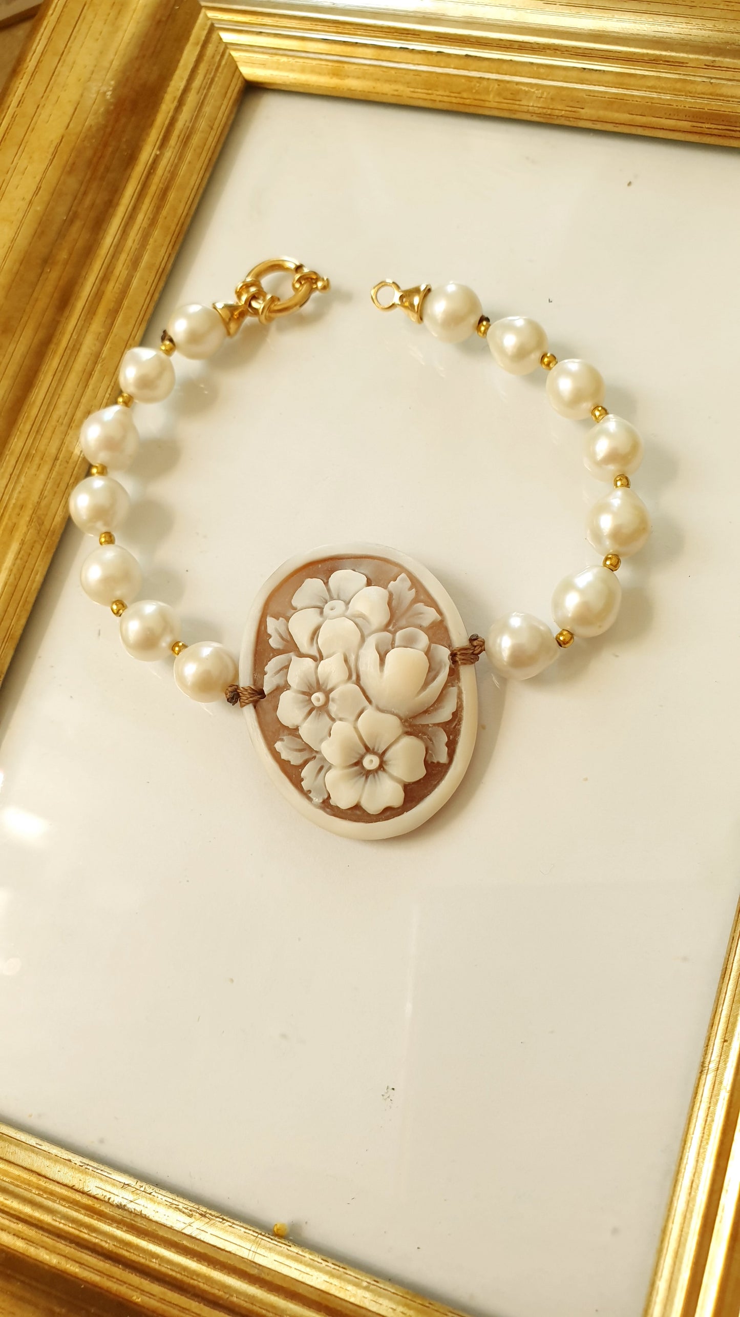 Bracciale con cammeo e perle di fiume.