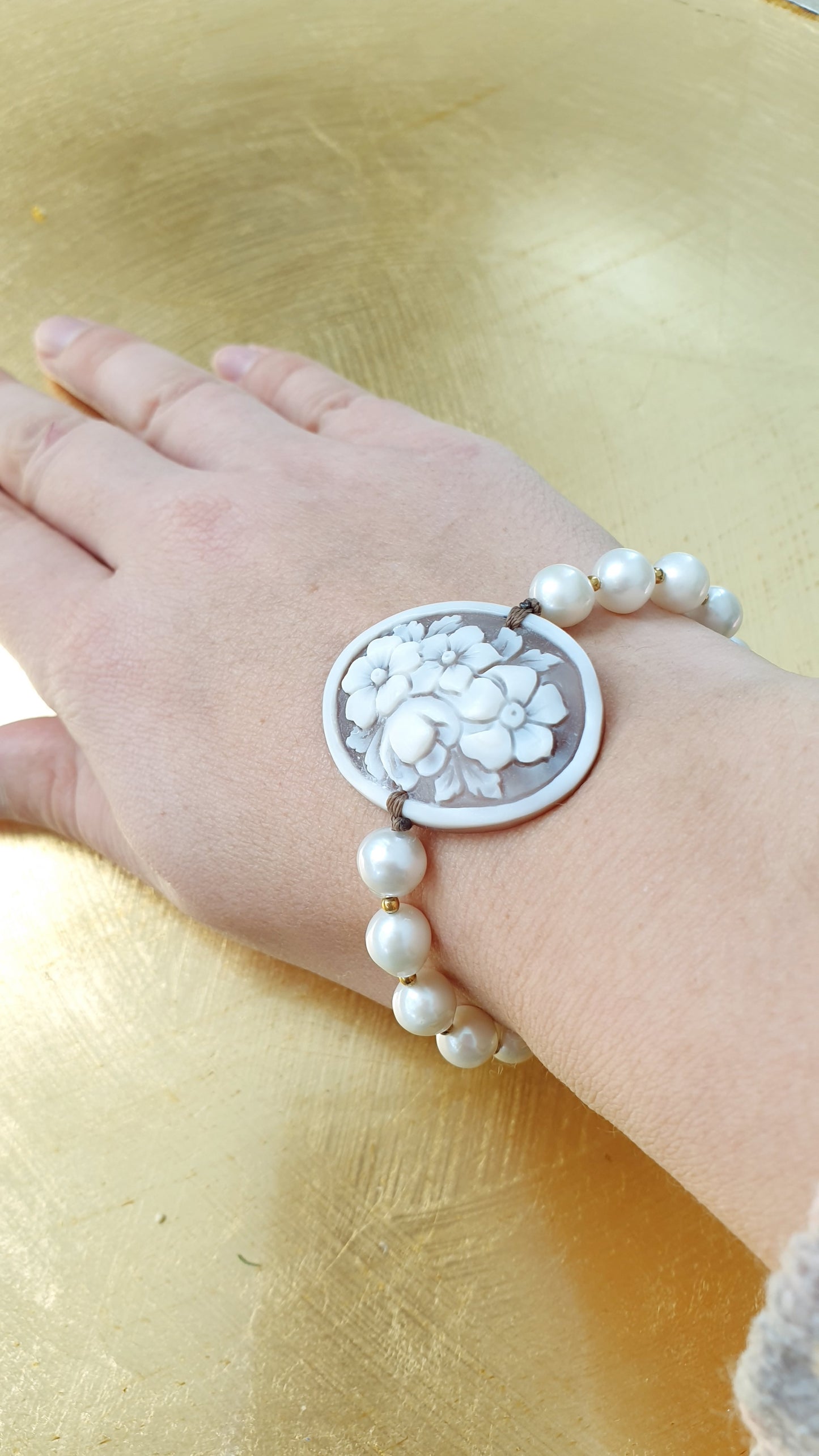 Bracciale con cammeo e perle di fiume.