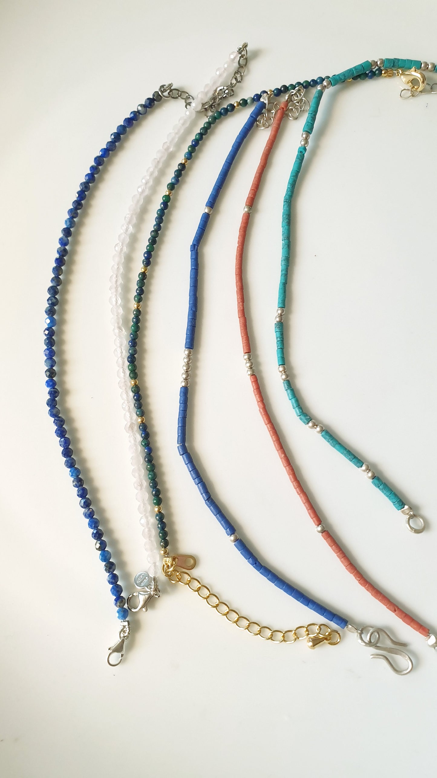 Bracciali in argento con pietre dure.