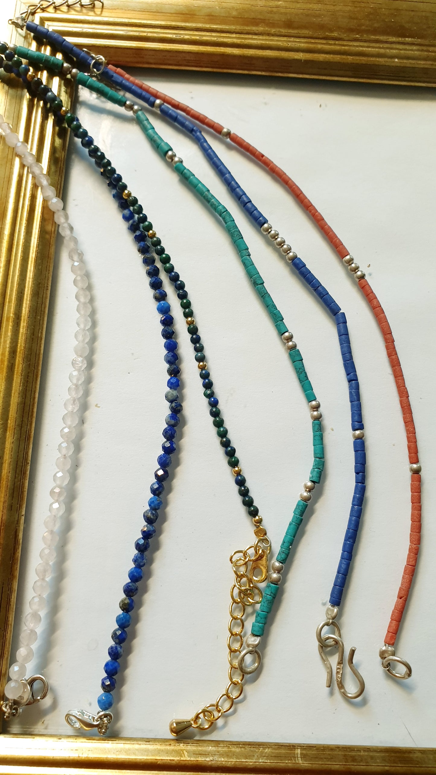 Bracciali in argento con pietre dure.