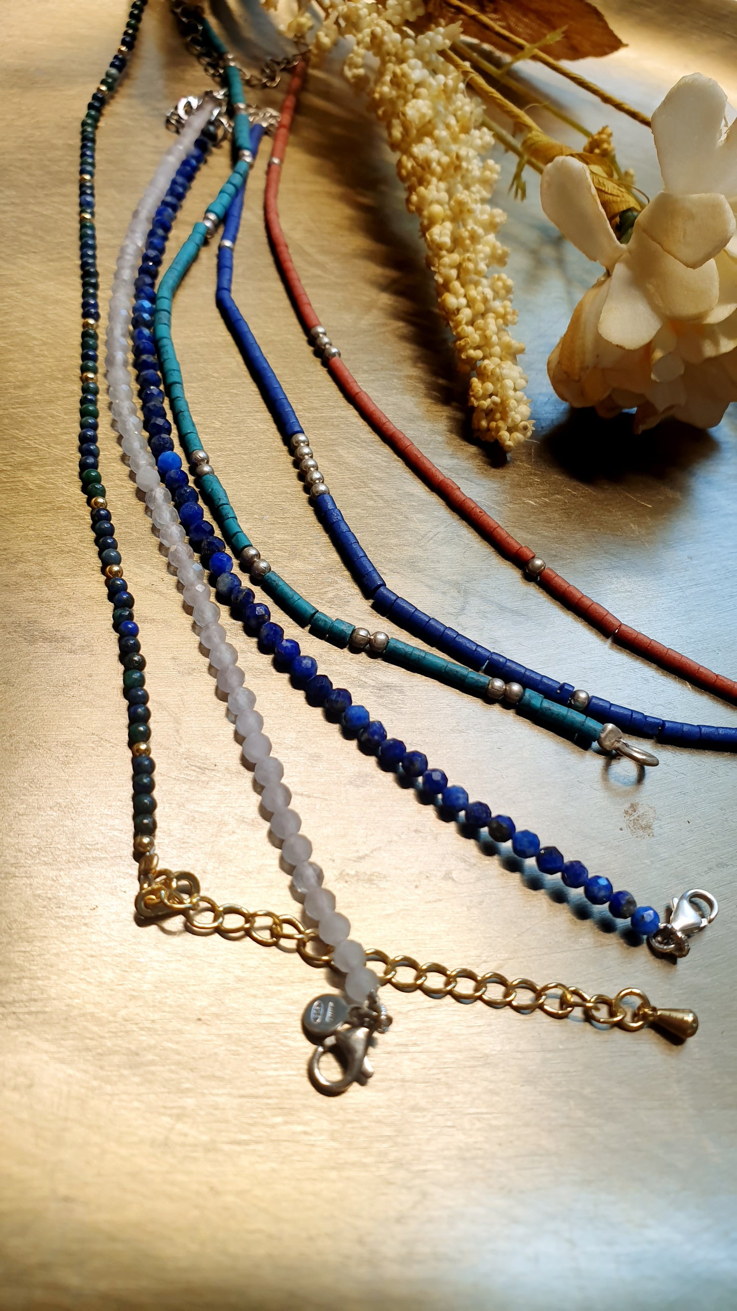 Bracciali in argento con pietre dure.