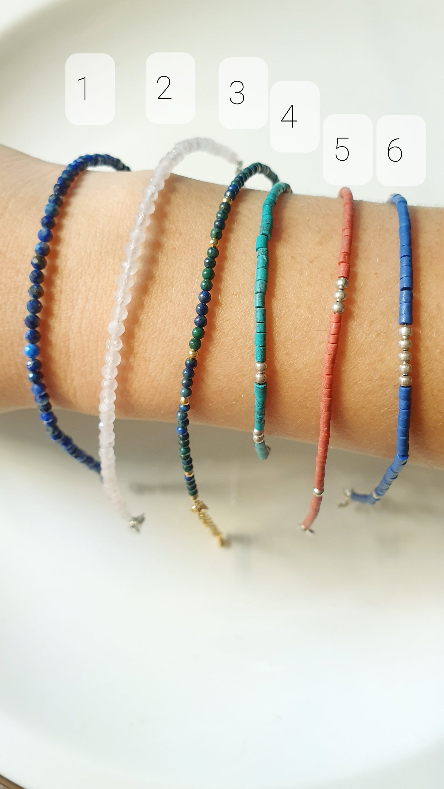 Bracciali in argento con pietre dure.