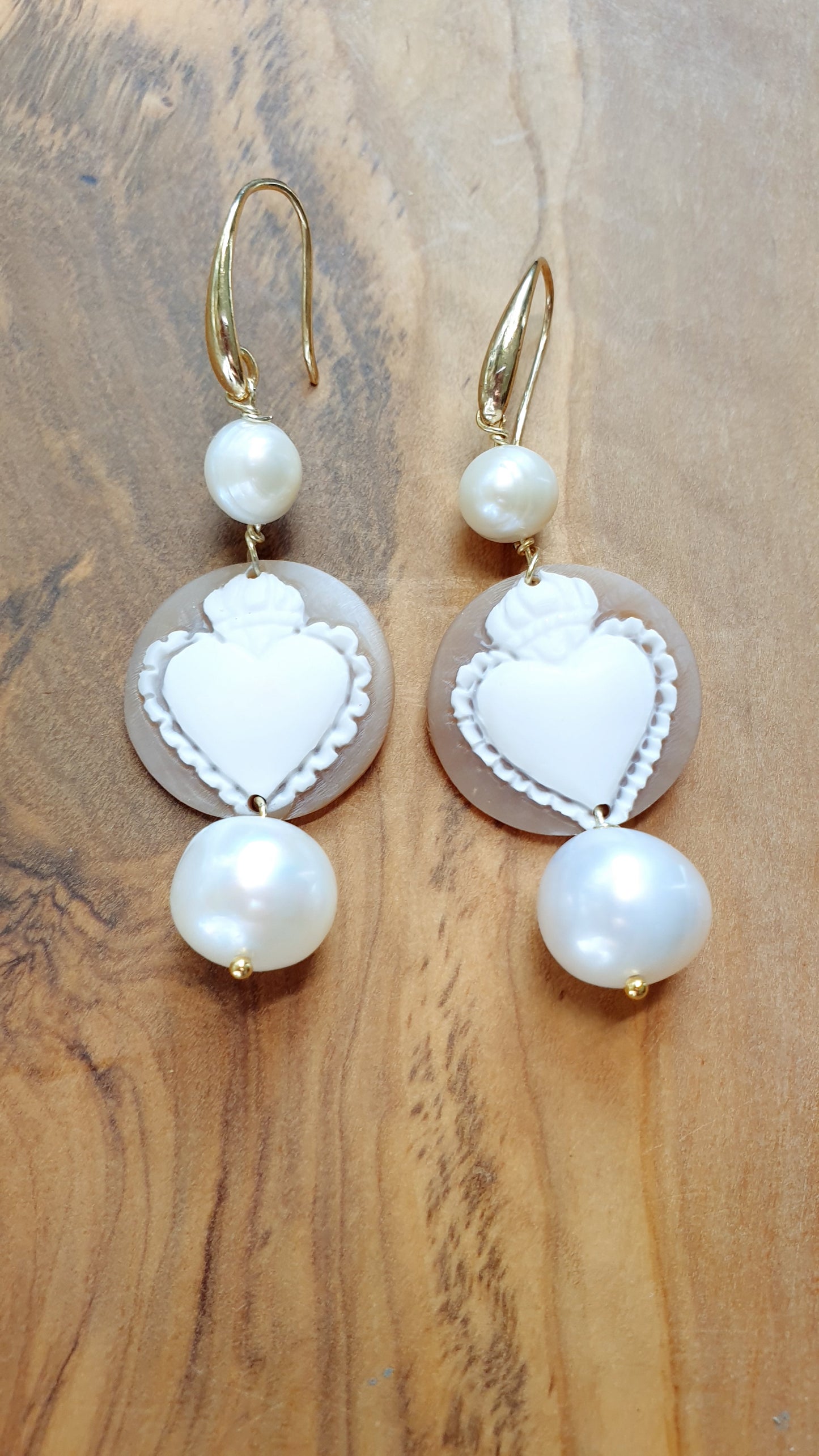 Orecchini cuore sacro e perle