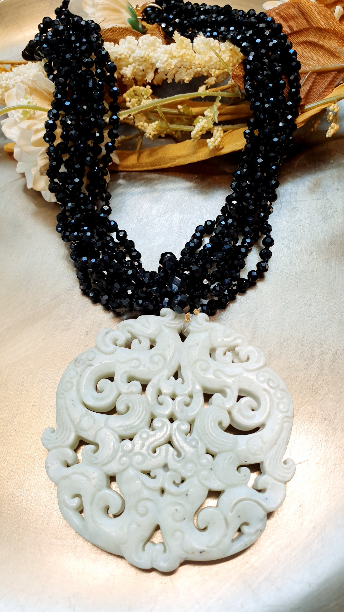 Collana giada intagliata e cristallini