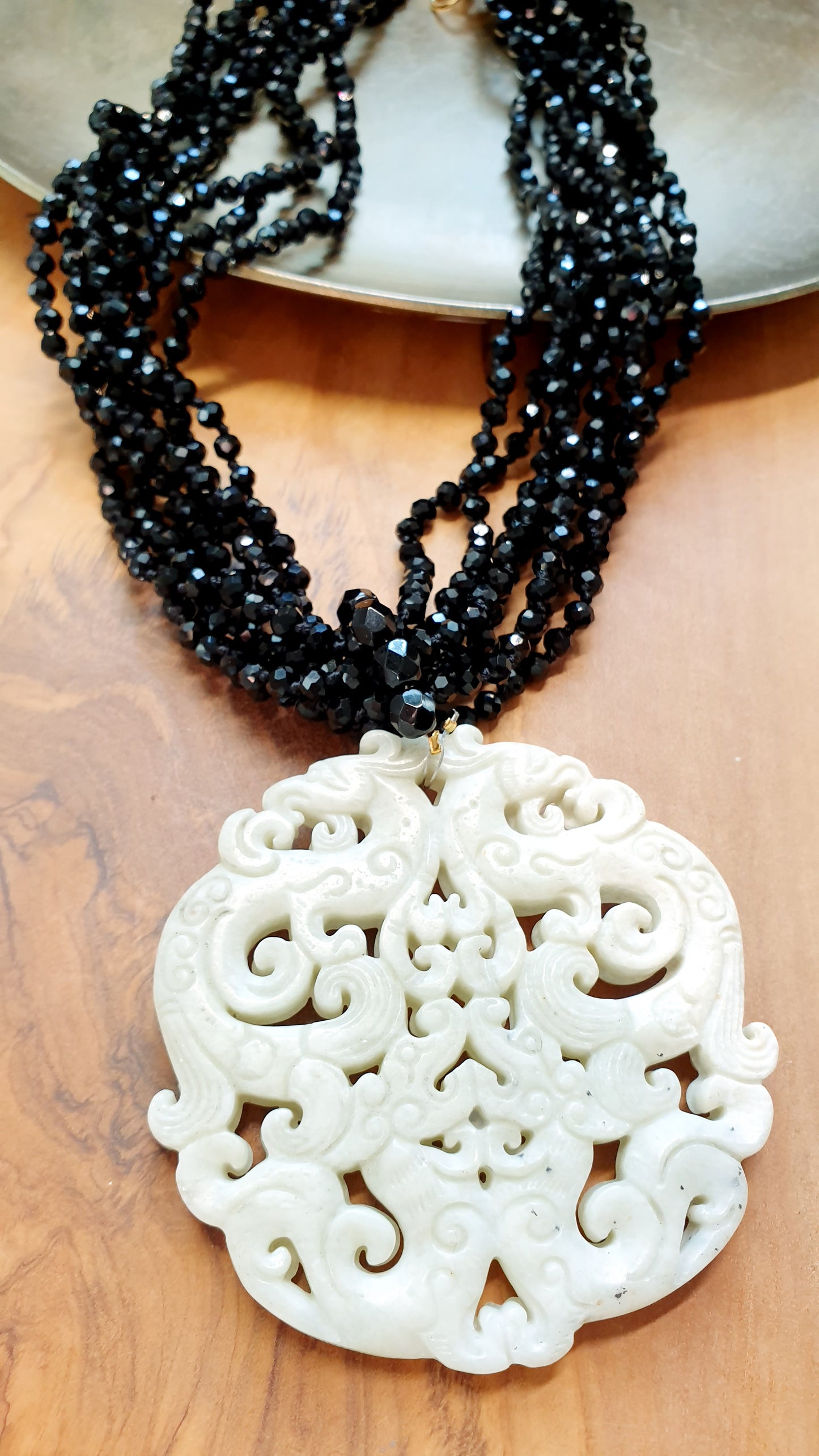 Collana giada intagliata e cristallini