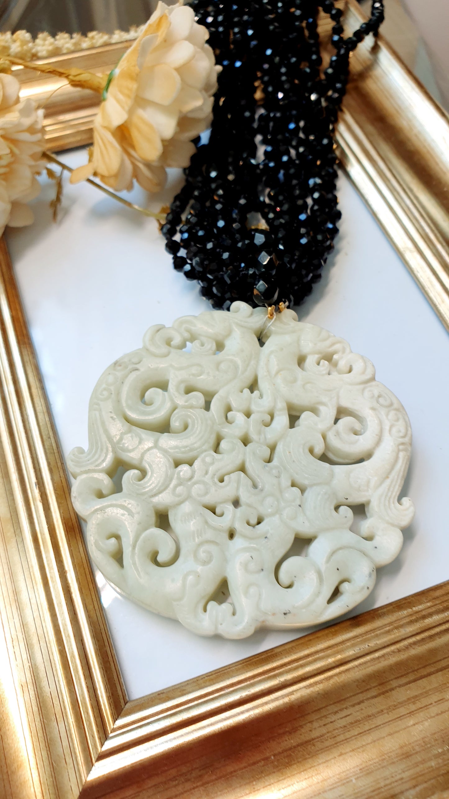 Collana giada intagliata e cristallini