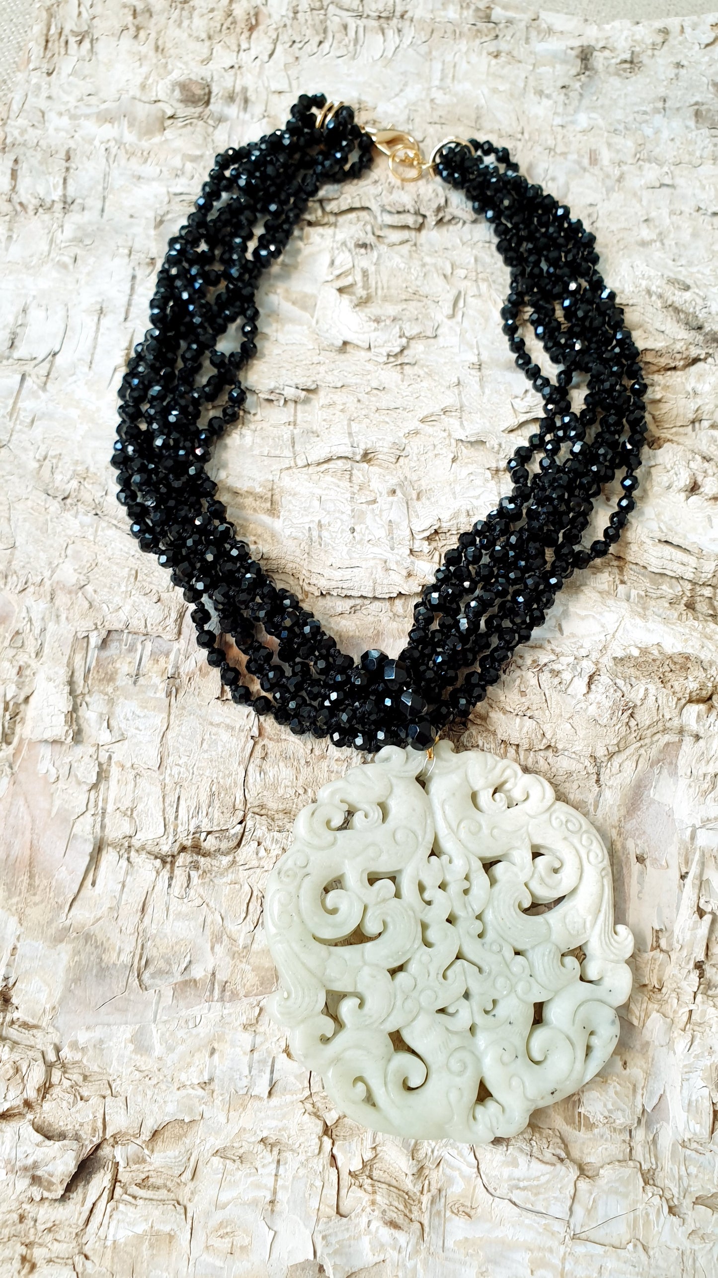 Collana giada intagliata e cristallini