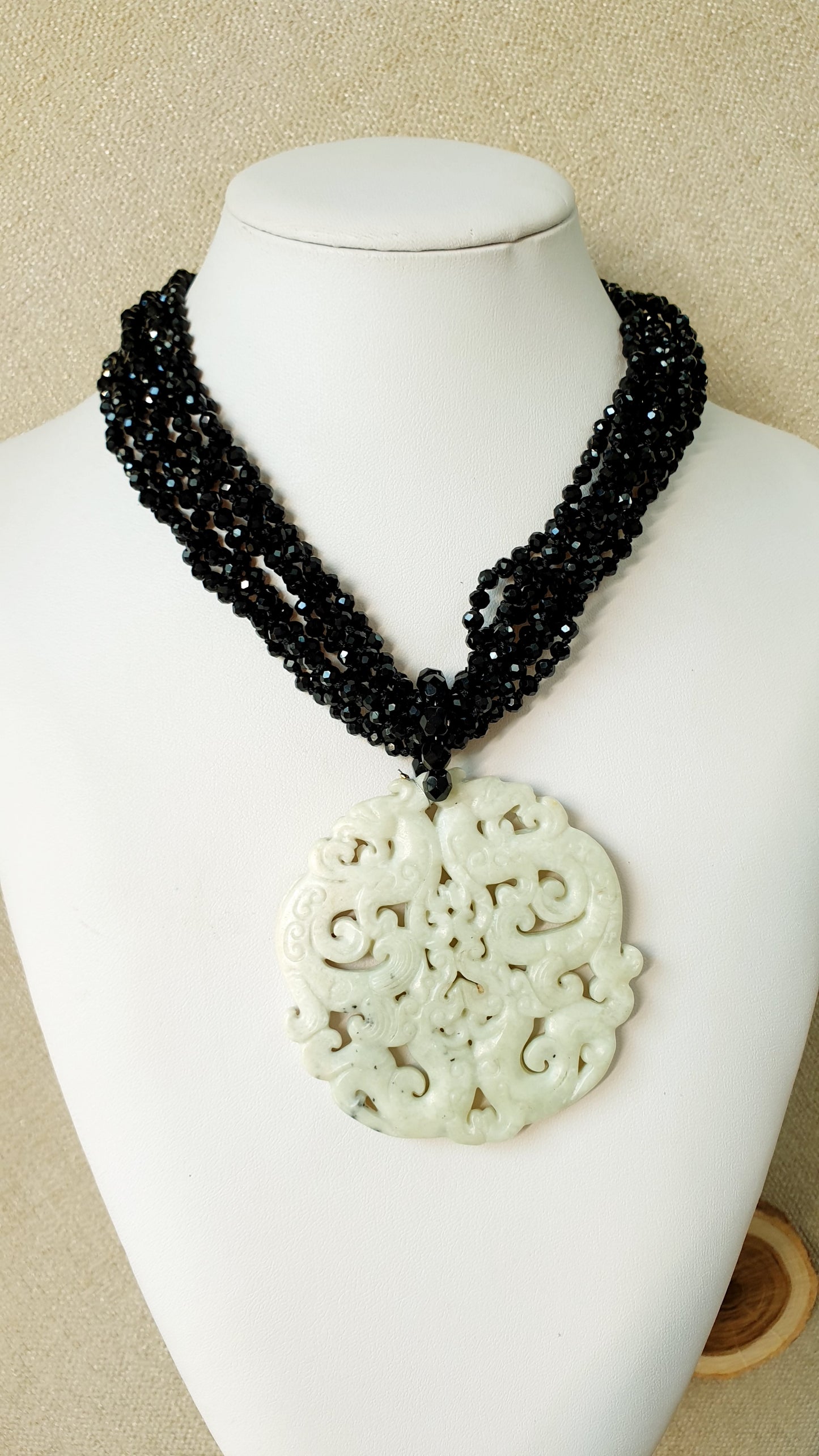 Collana giada intagliata e cristallini