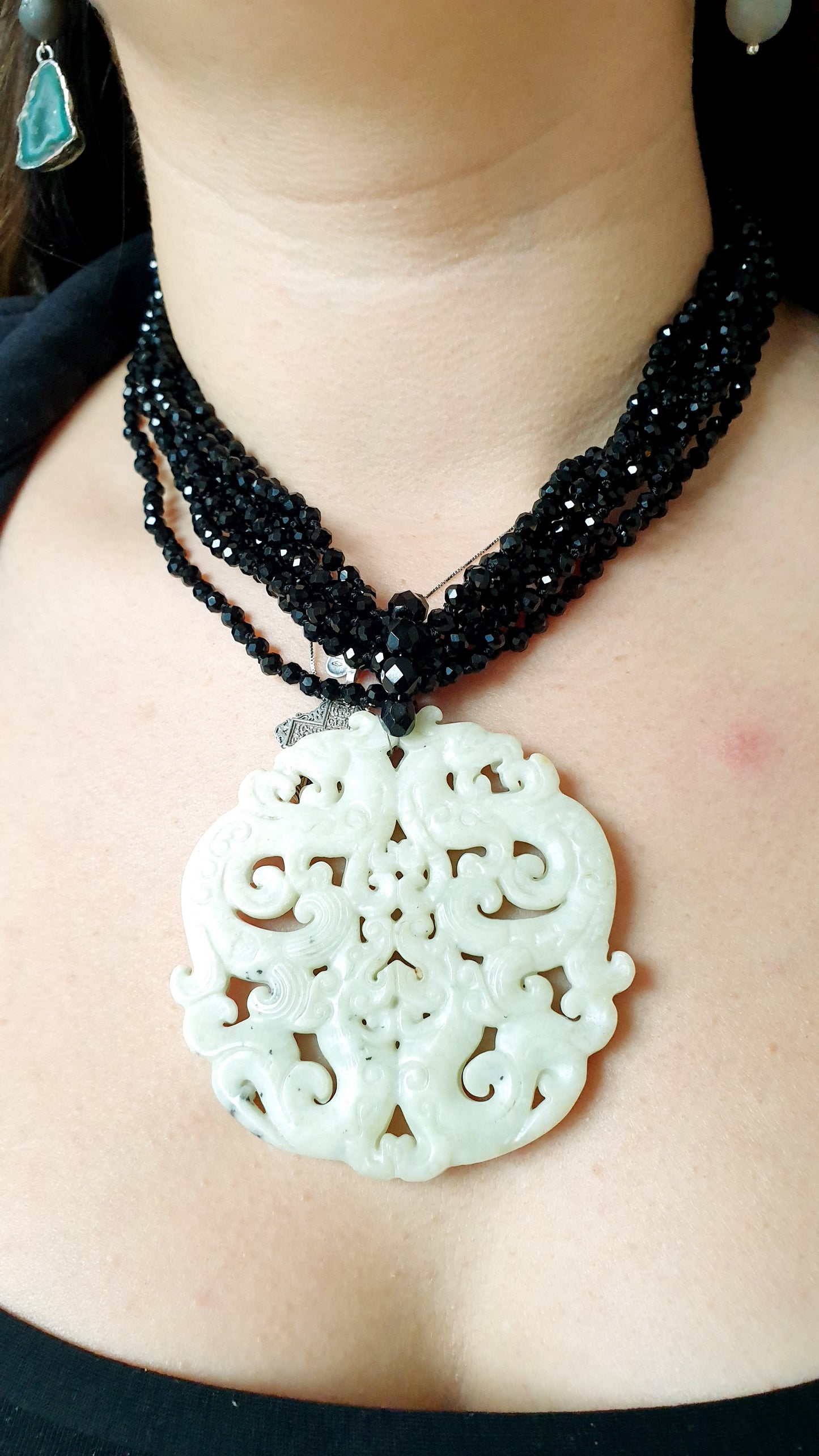 Collana giada intagliata e cristallini