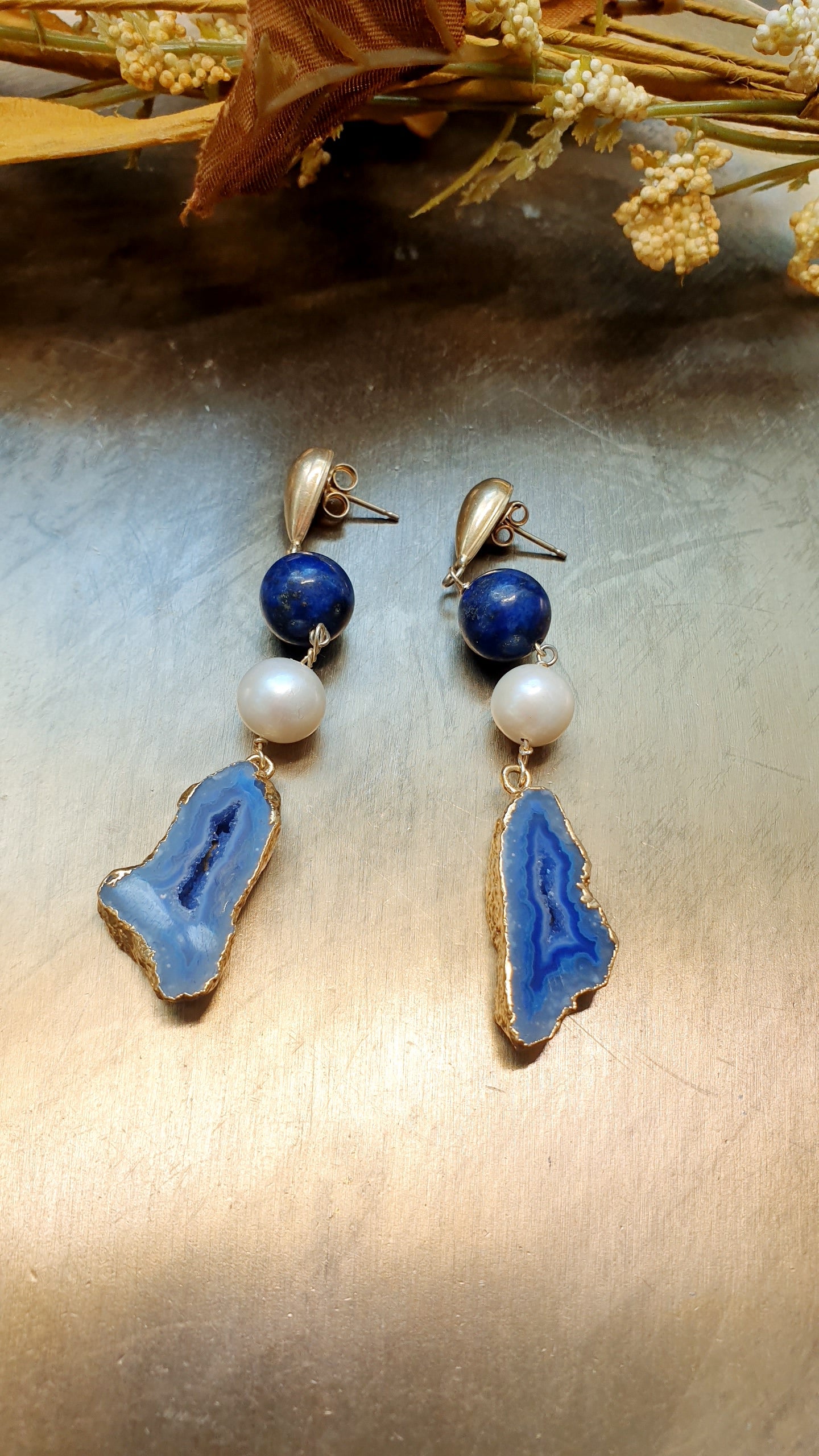 Lunghi orecchini in argento con drusa, lapis e perle