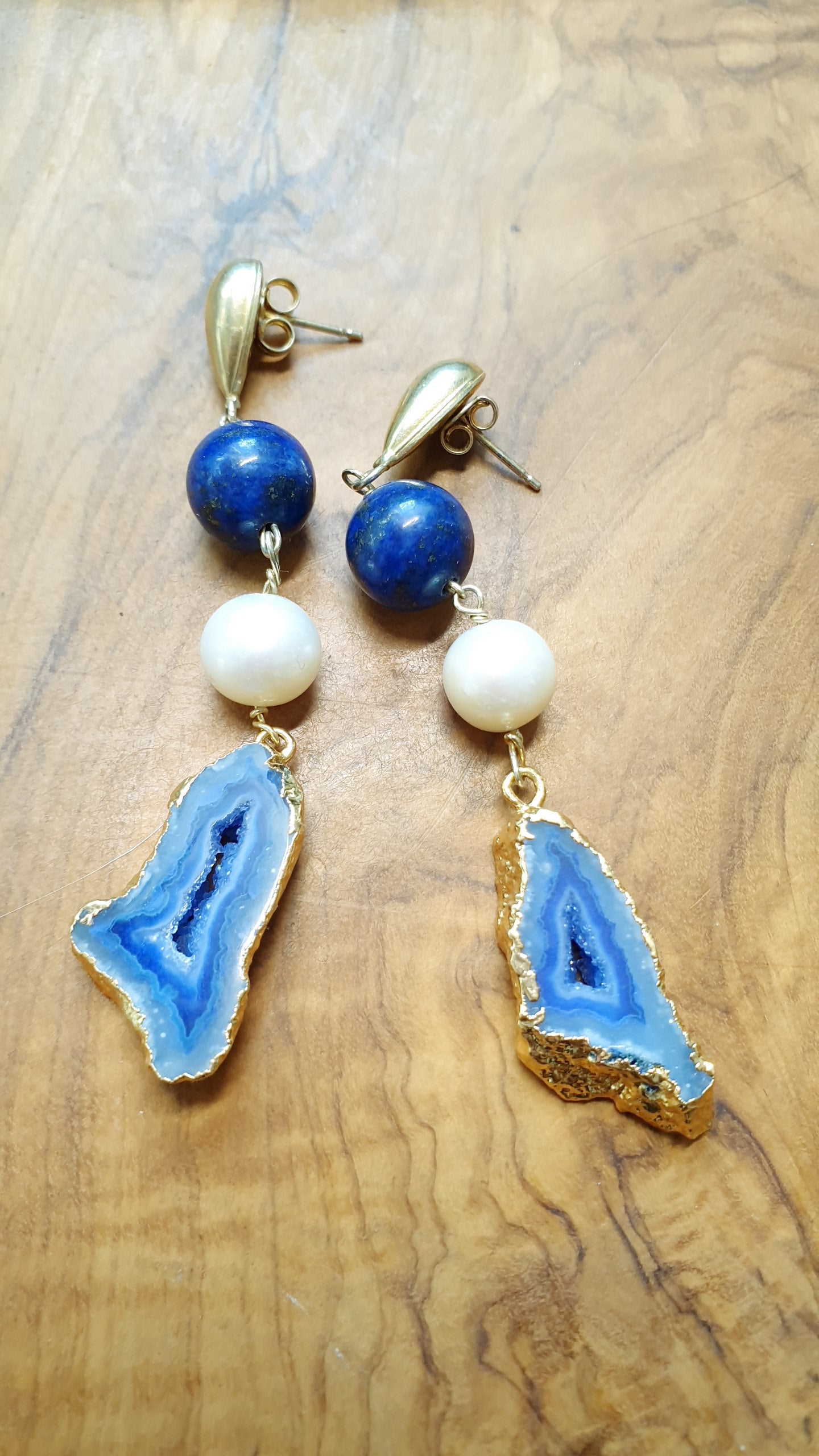 Lunghi orecchini in argento con drusa, lapis e perle